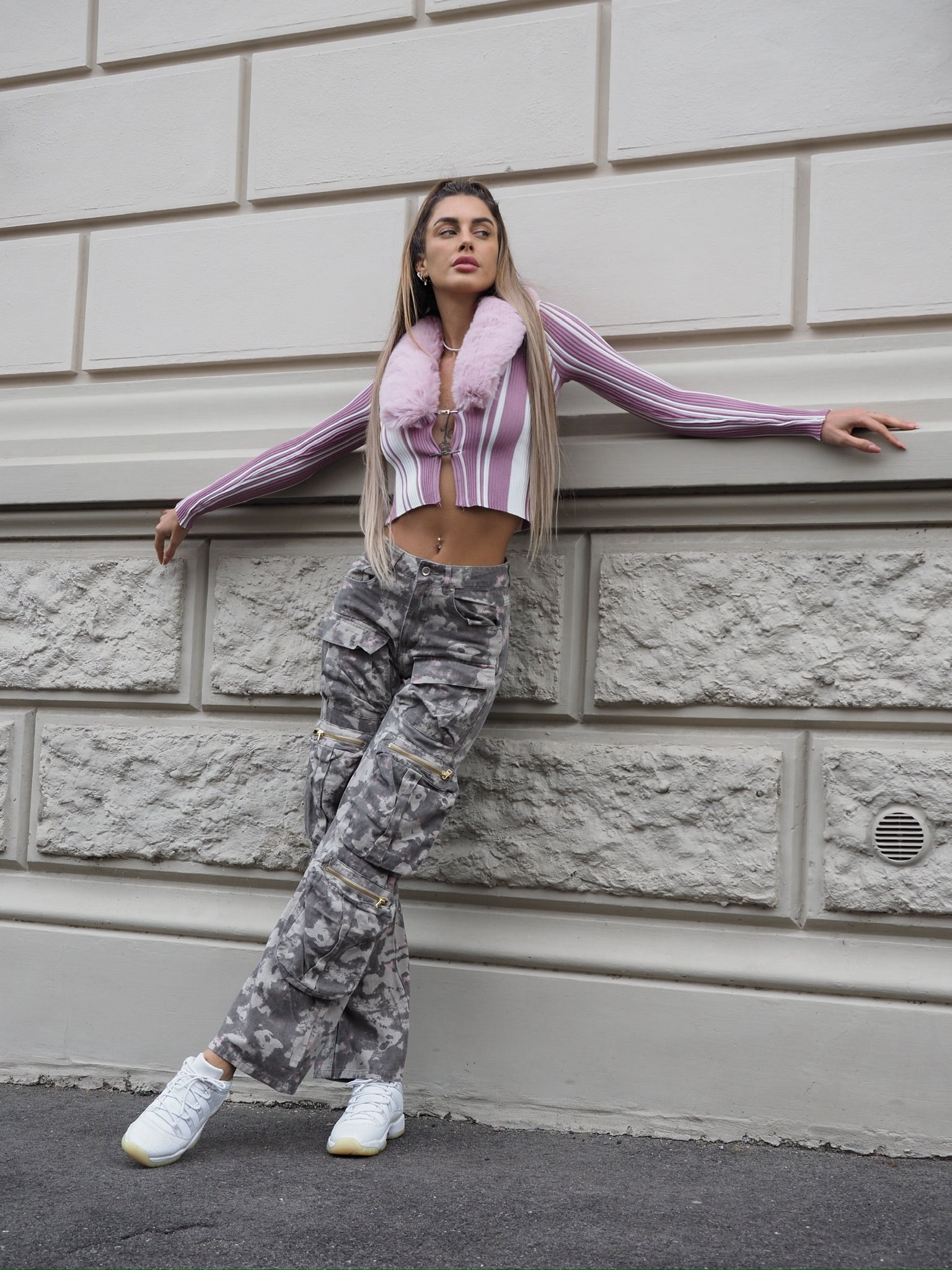 Cargo maxi con tasconi mimetico con rosa