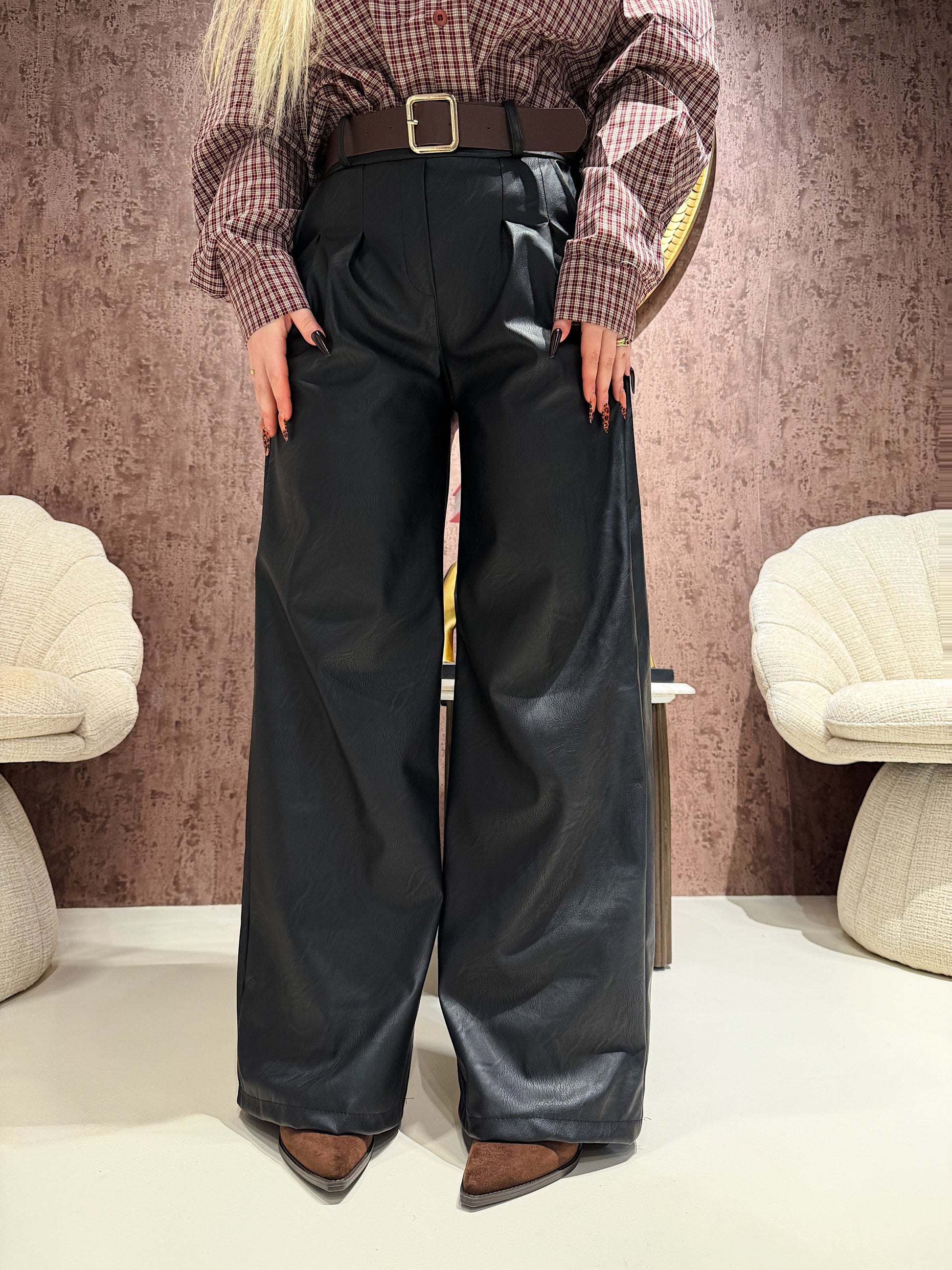 Pantalone in ecopelle con cintura