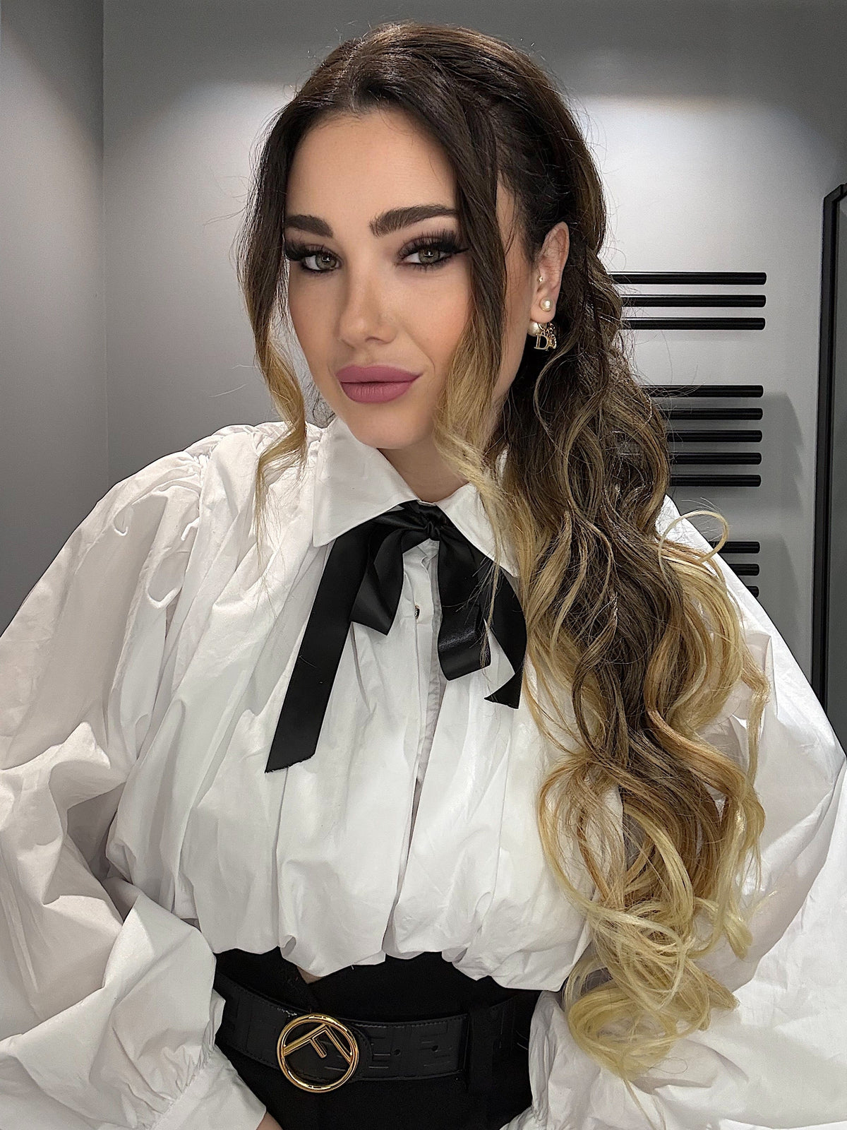Camicia bianca con fiocco