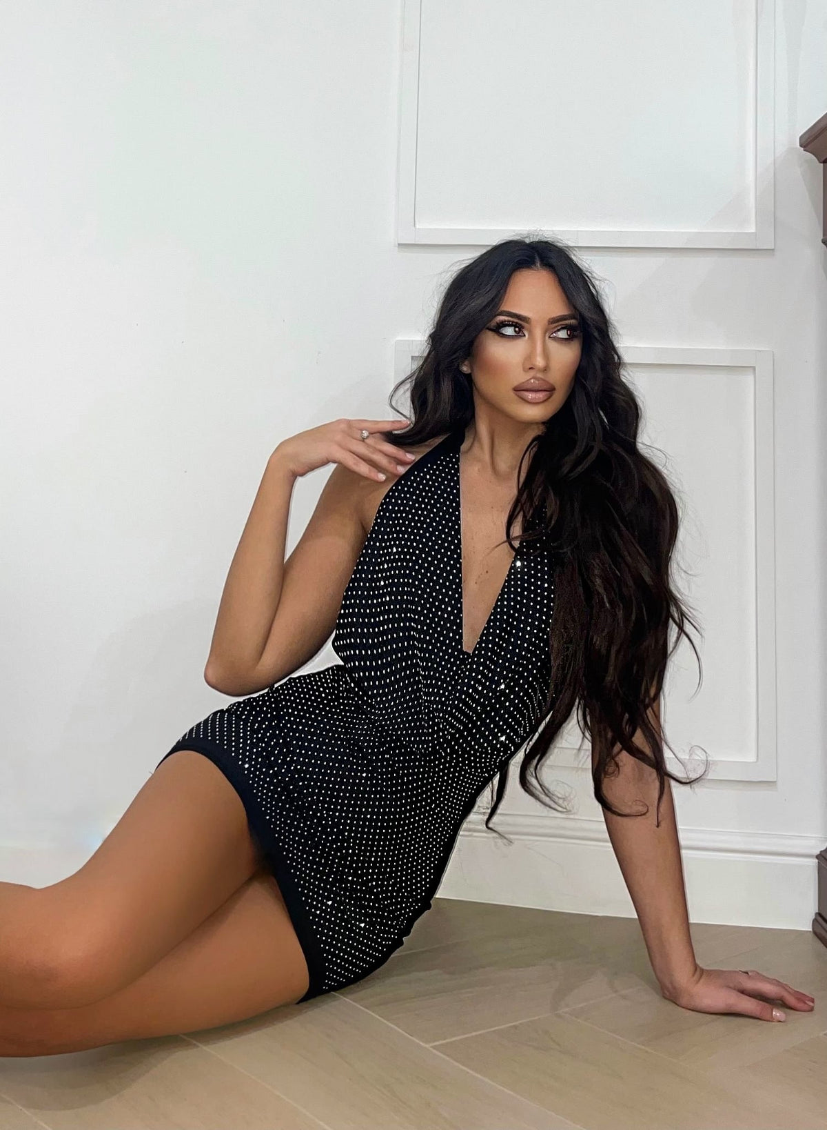 Abito con scollo e strass nero