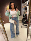 Jeans con strappi e borchiette