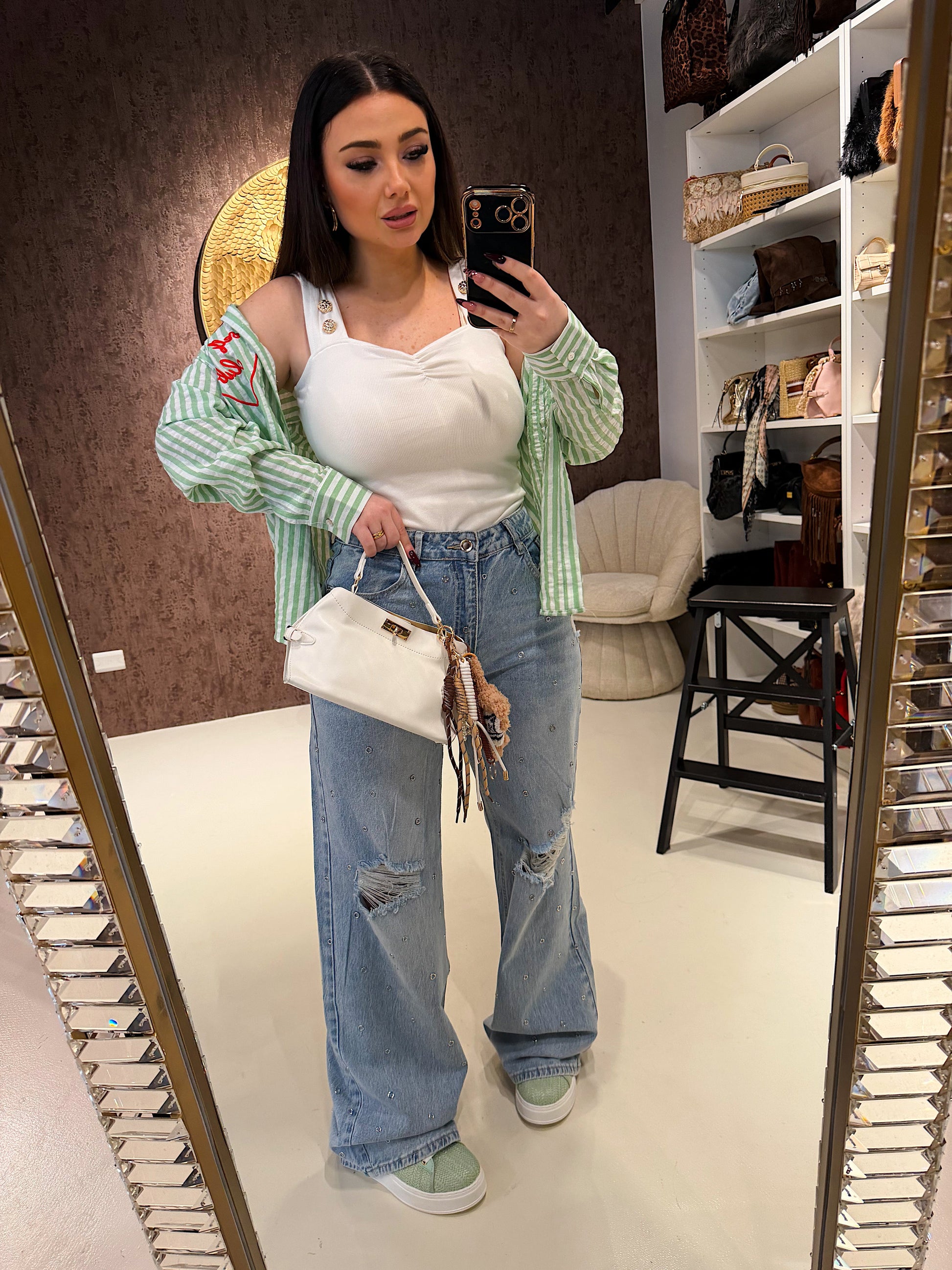 Jeans con strappi e borchiette