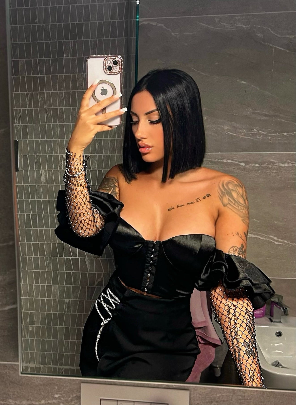 Top nero con maniche in strass