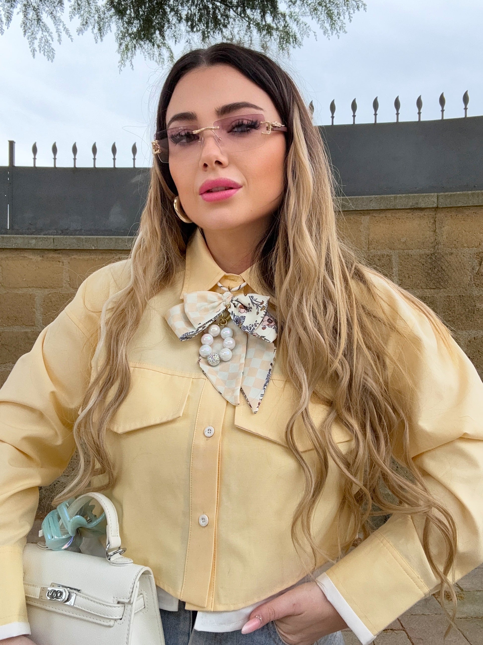 Camicia gialla con dettaglio bianco