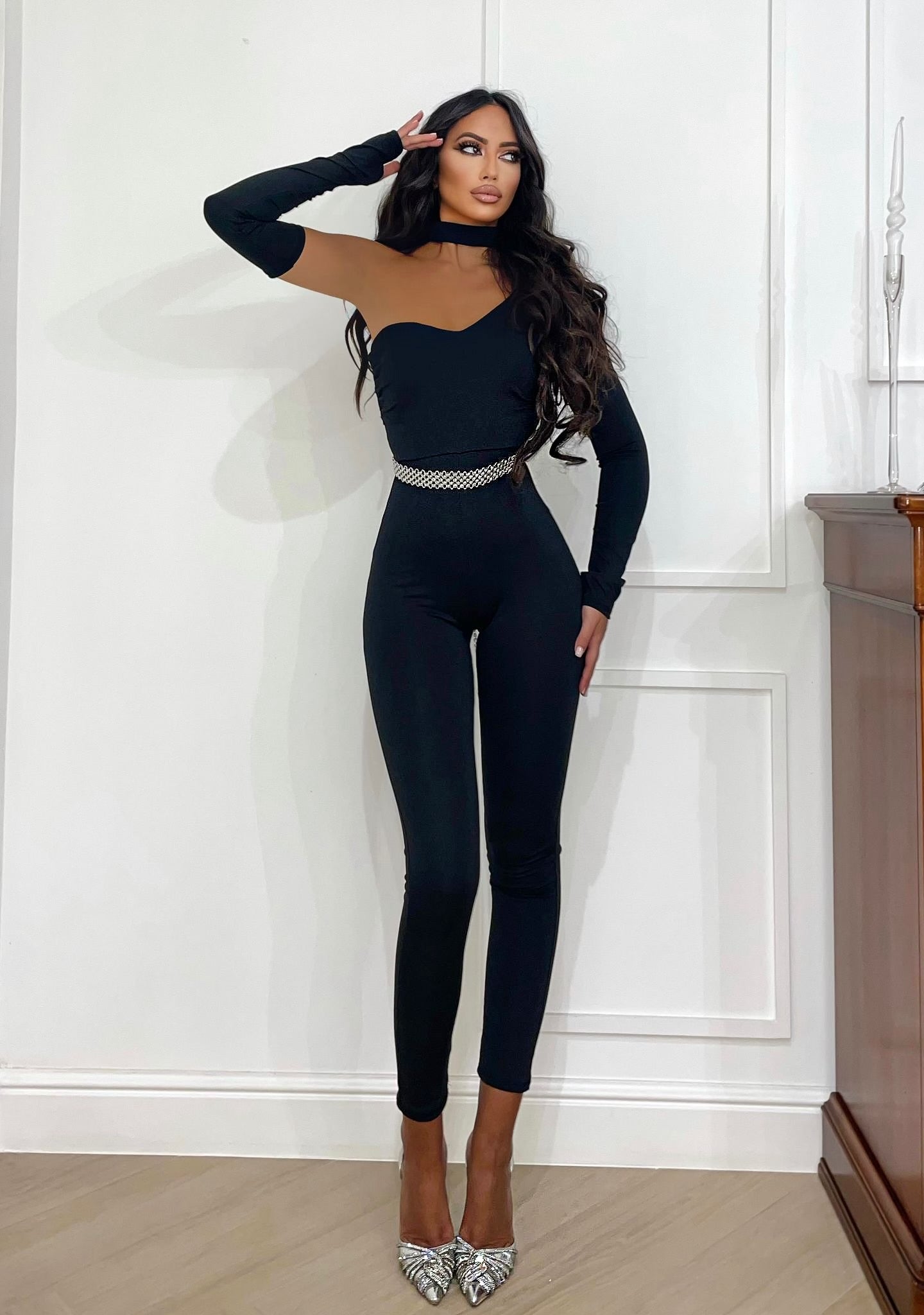 Tuta monospalla con manicotti e choker