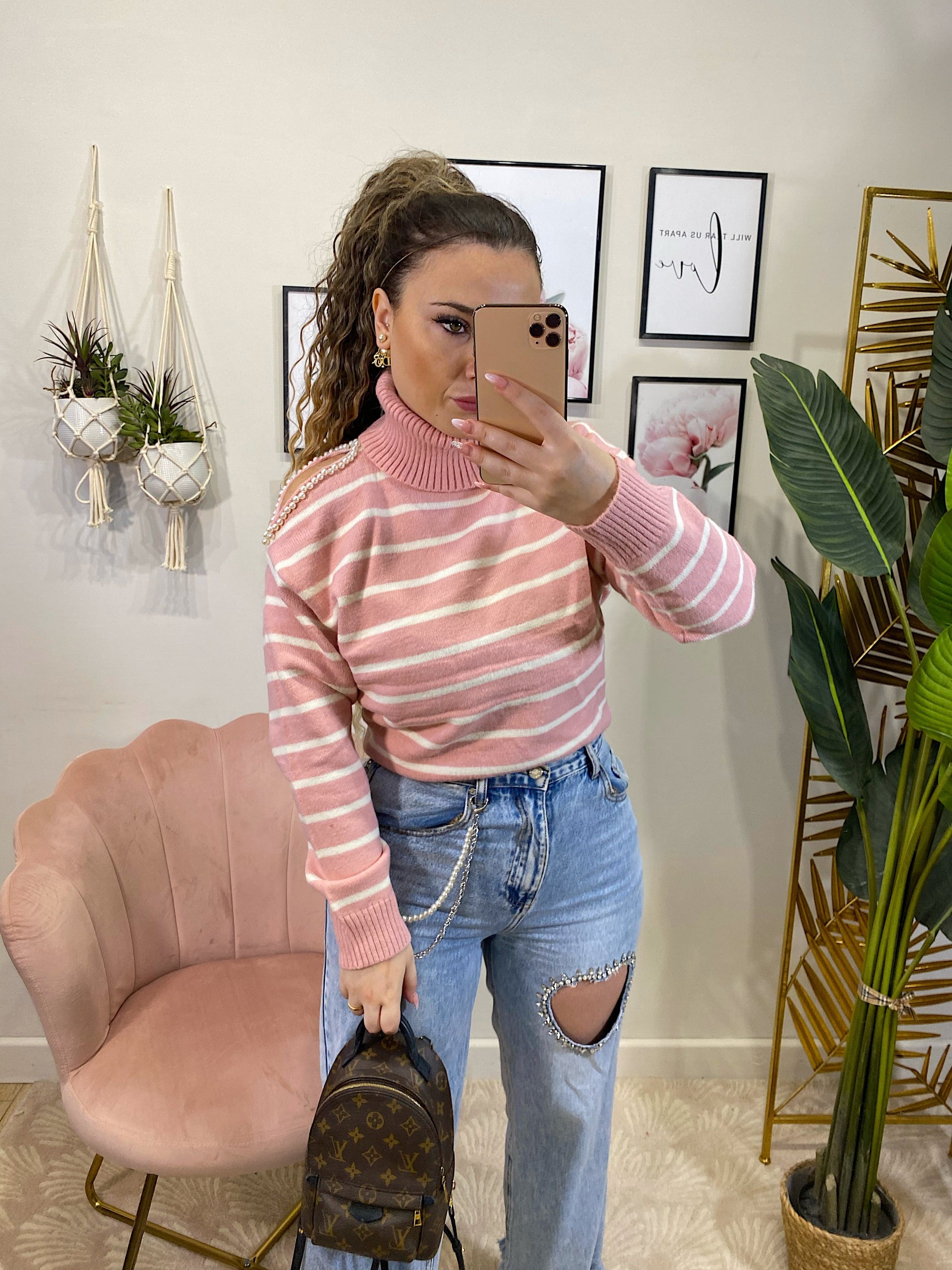 Pull rosa spalla aperta e perle