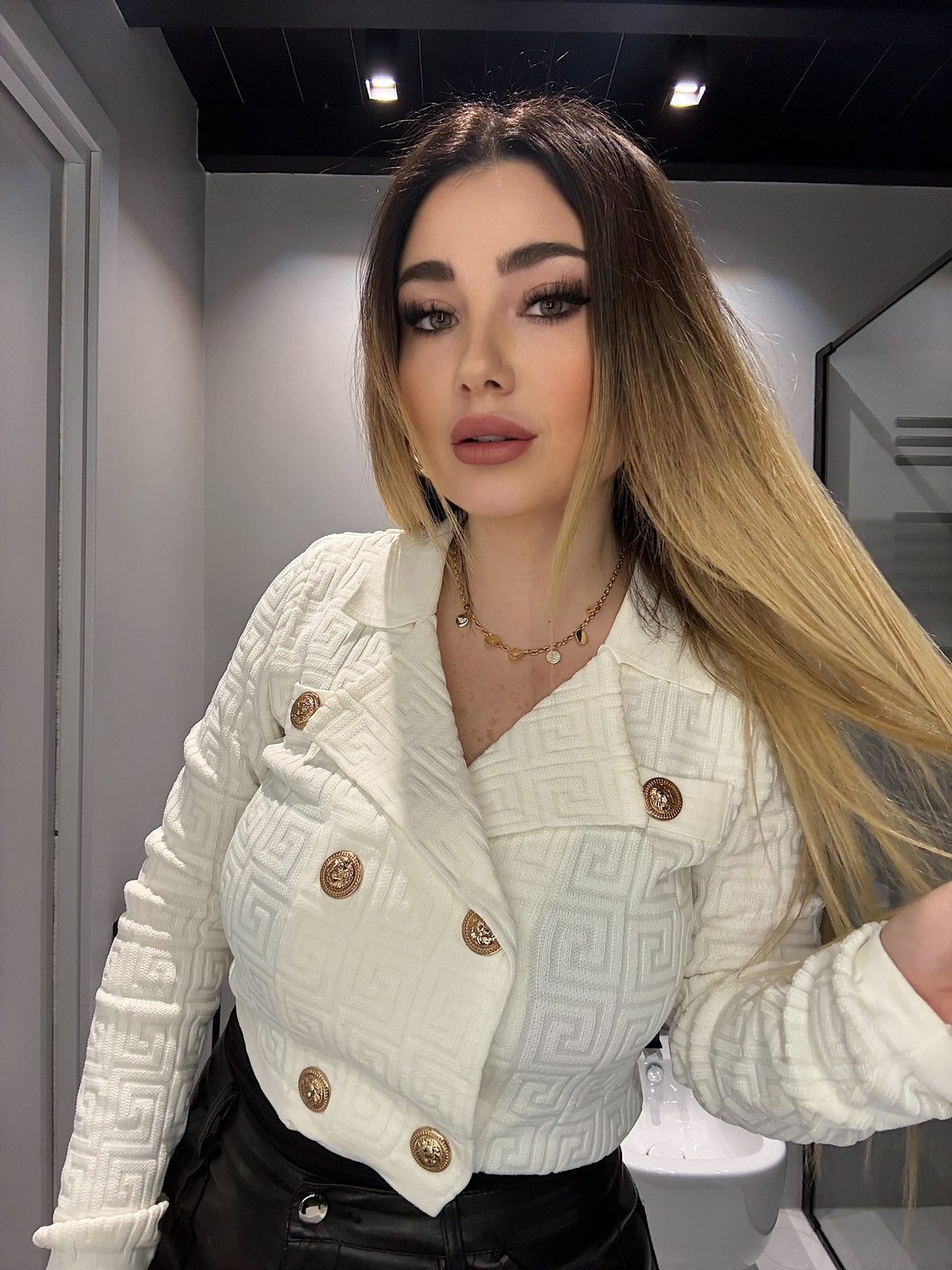 Maglione crop con bottoni oro