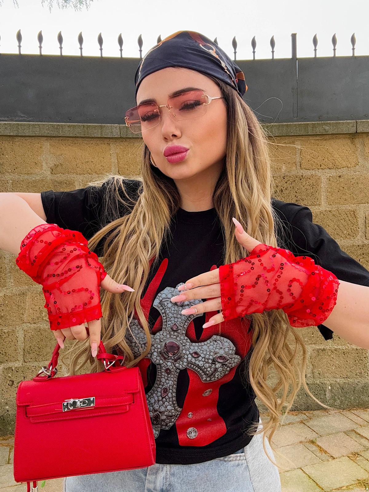 T-shirt con croce e manicotti