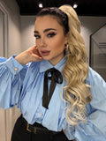 Camicia celeste con fiocco