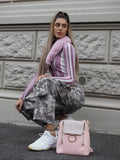 Cargo maxi con tasconi mimetico con rosa
