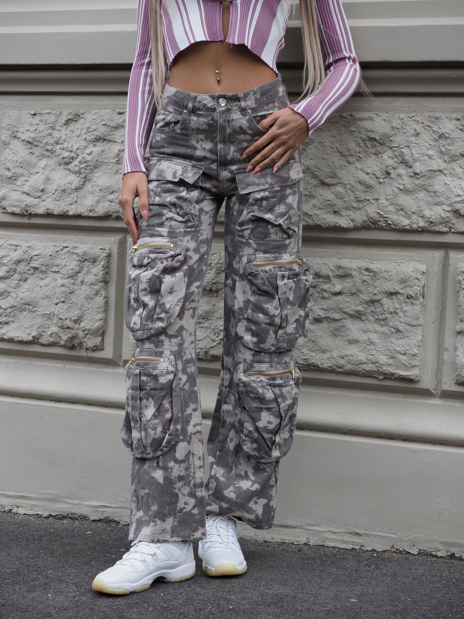 Cargo maxi con tasconi mimetico con rosa