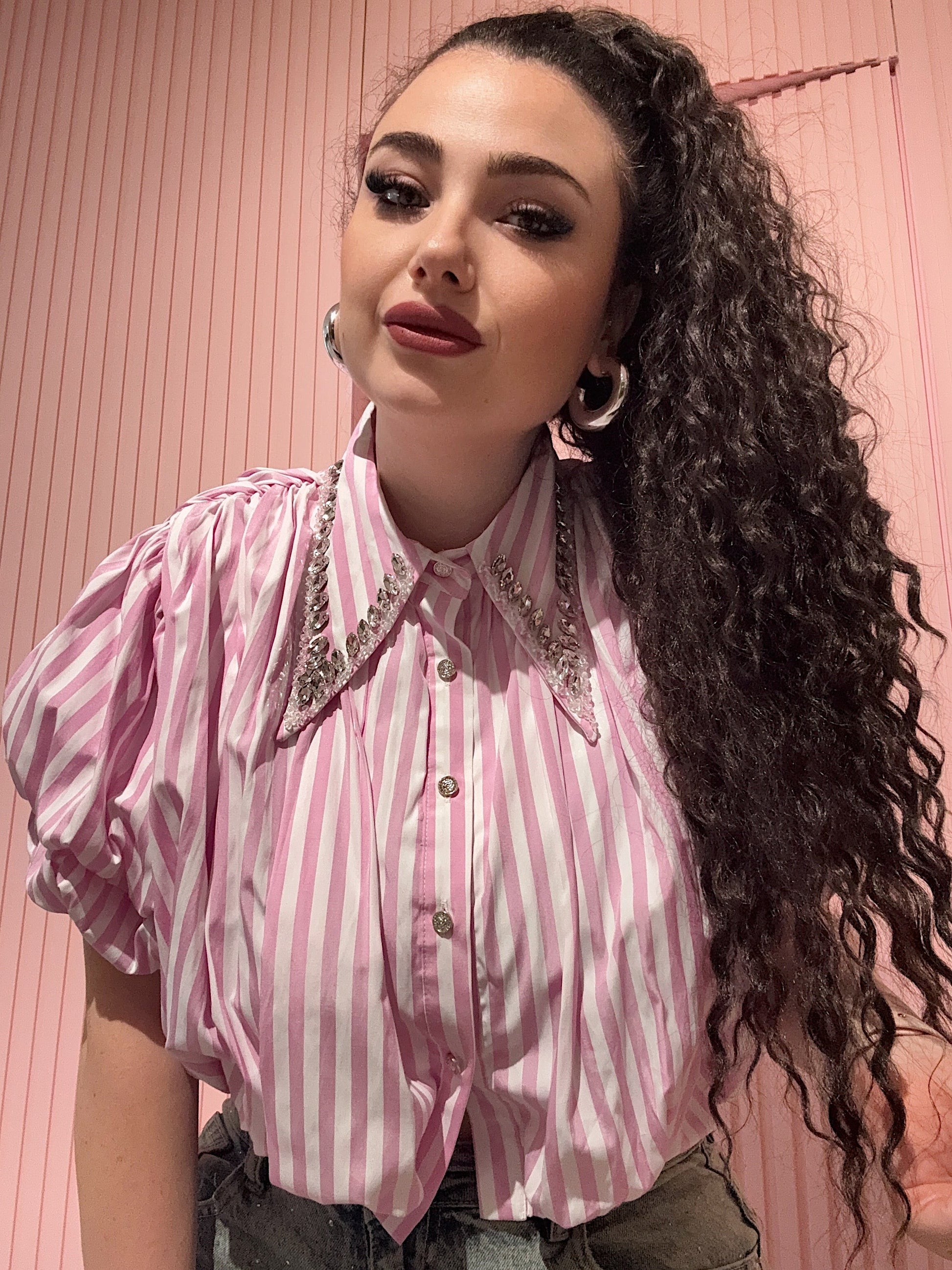 Camicetta con strass al collo e righe