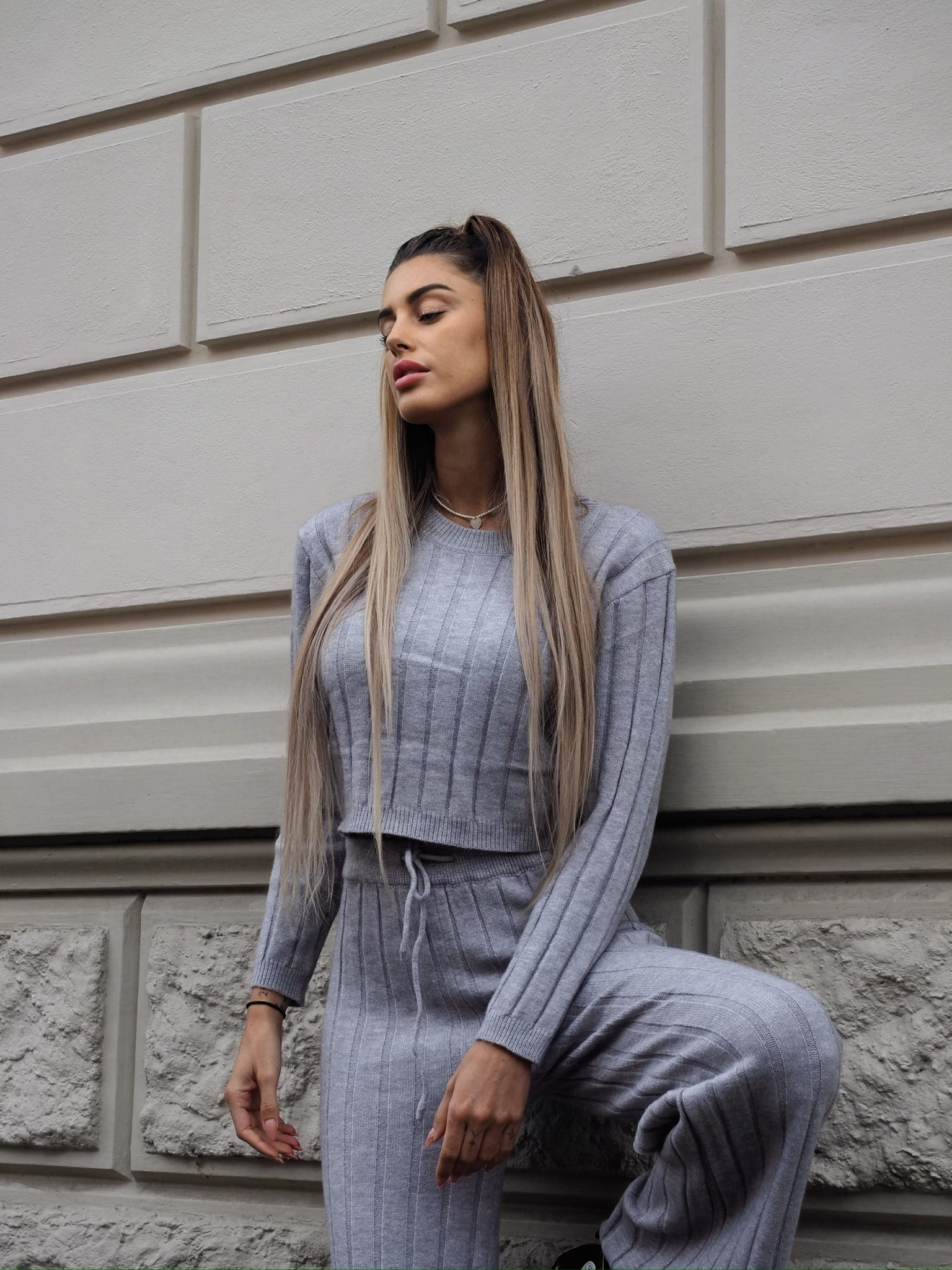 Completo maglia e pantalone grigio a righe