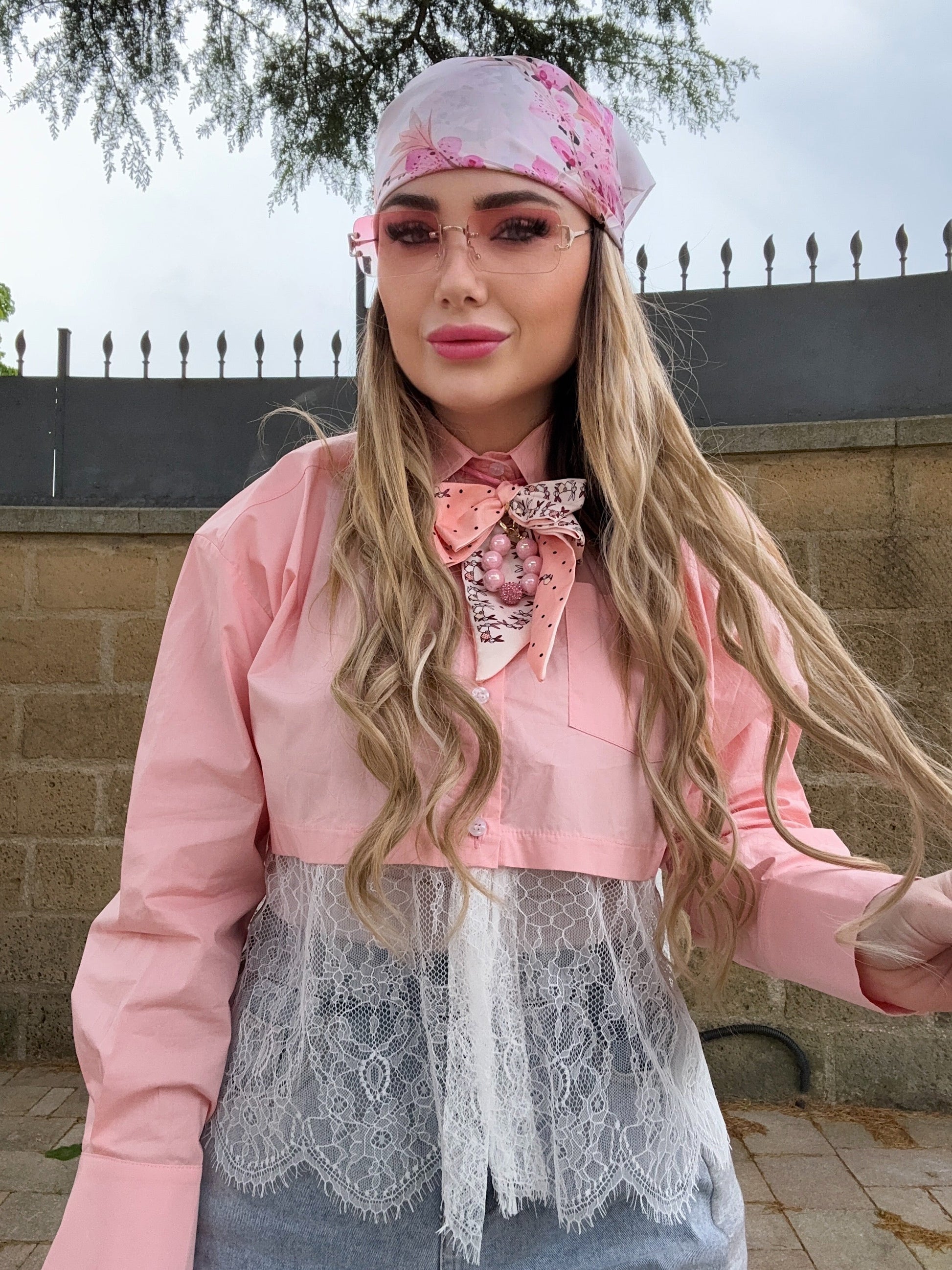 Camicia rosa con pizzo bianco