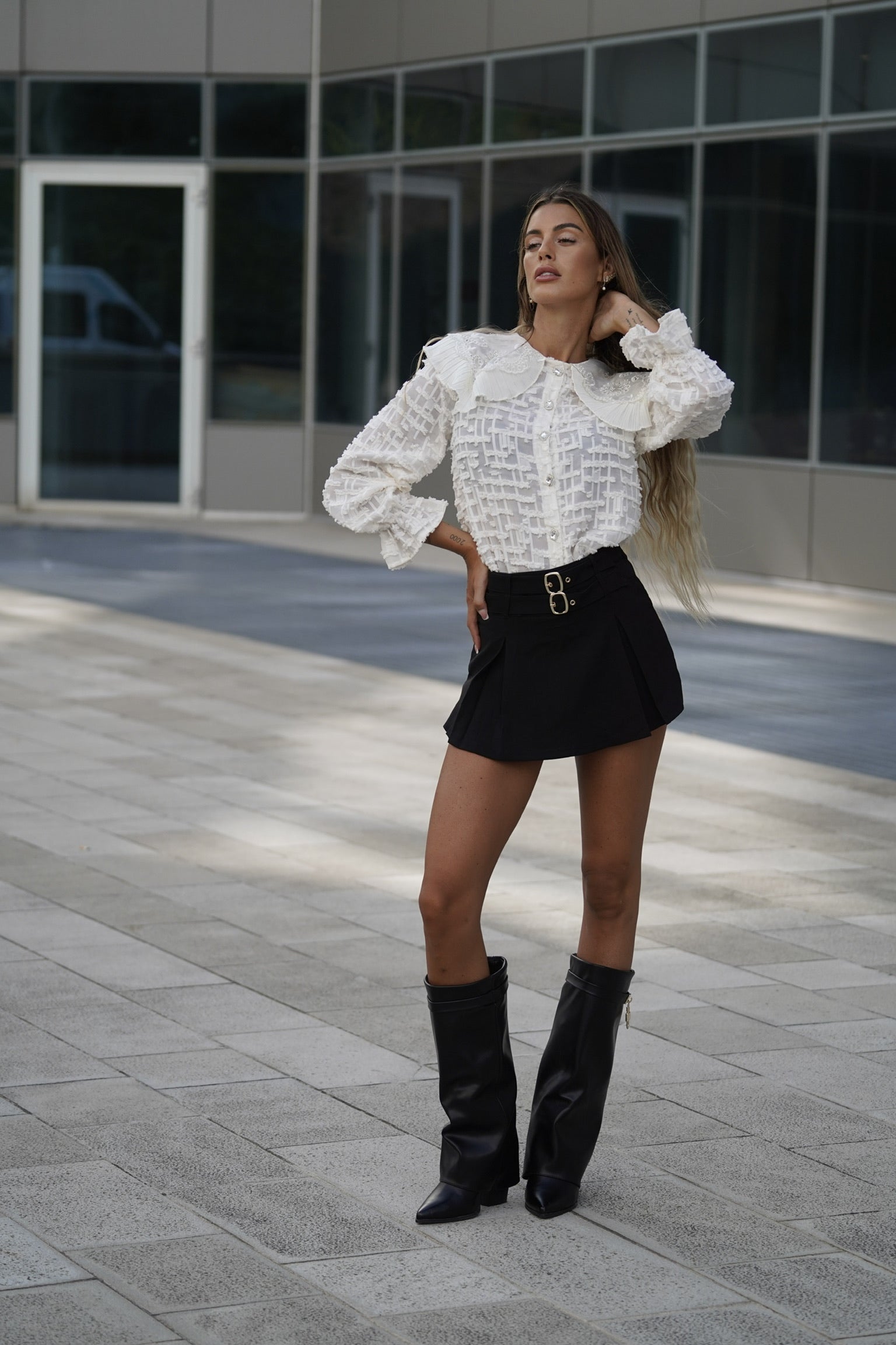 Camicia in pizzo beige con ricami