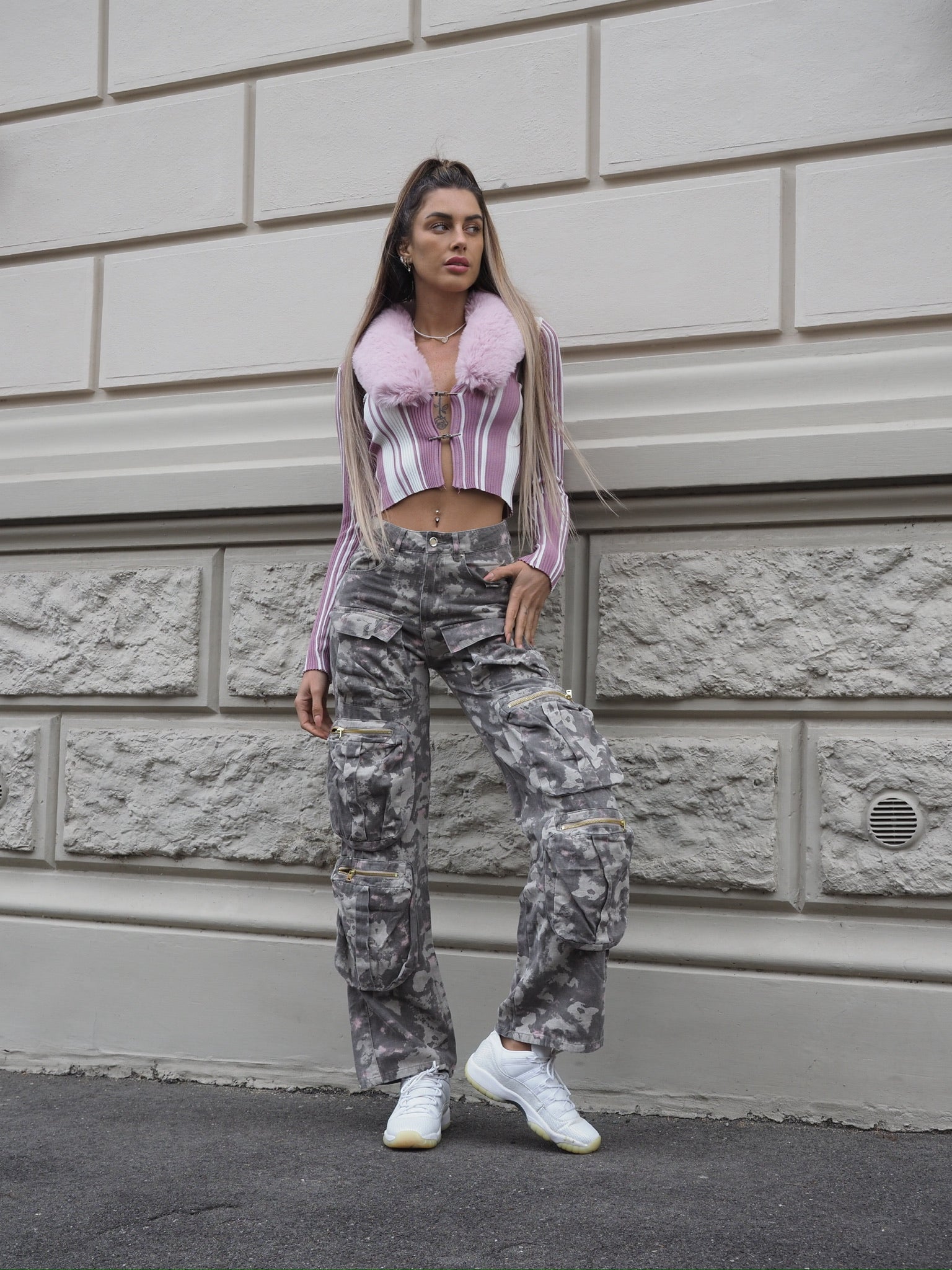Cargo maxi con tasconi mimetico con rosa