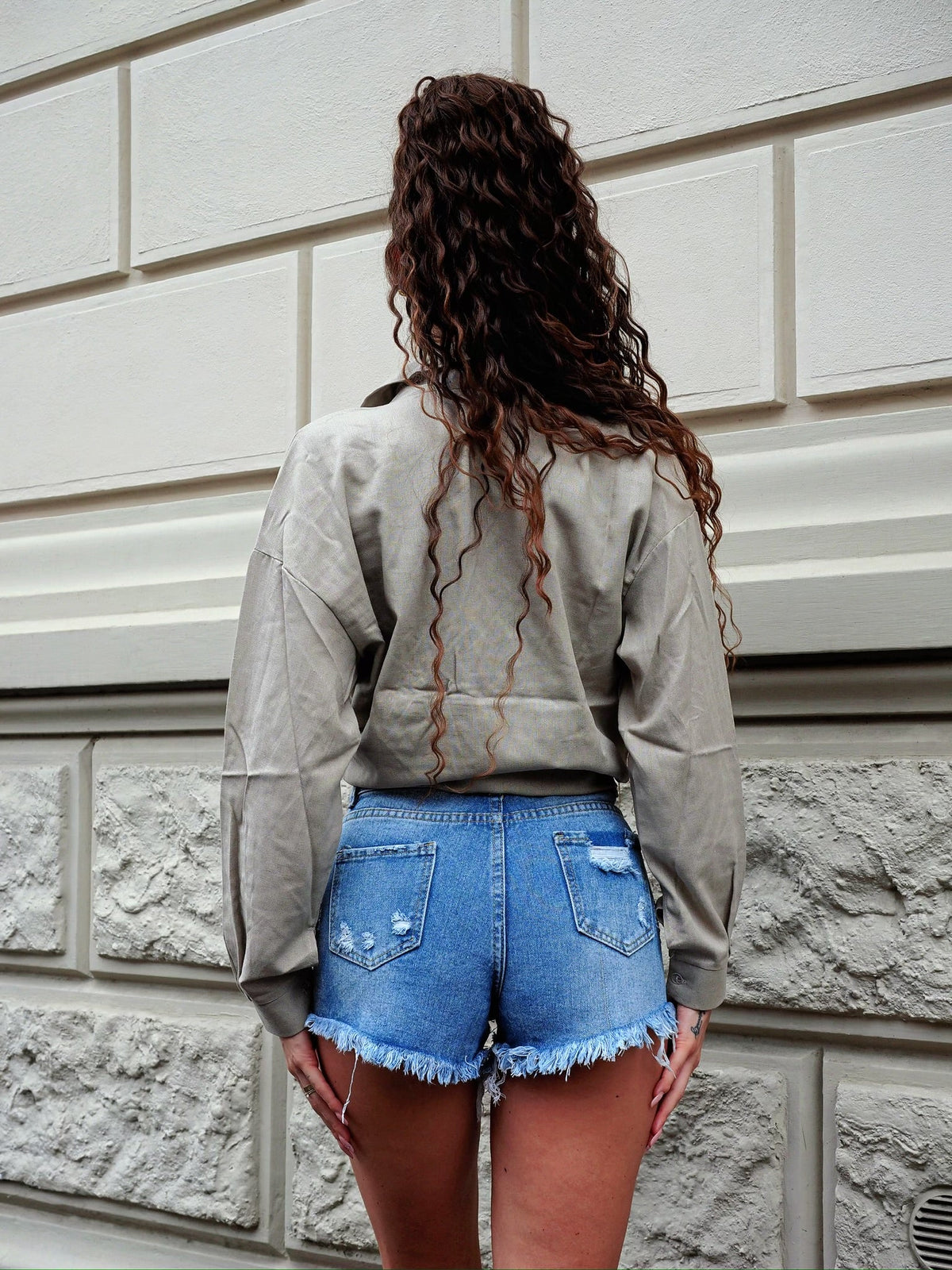 Short denim chiaro con strappini