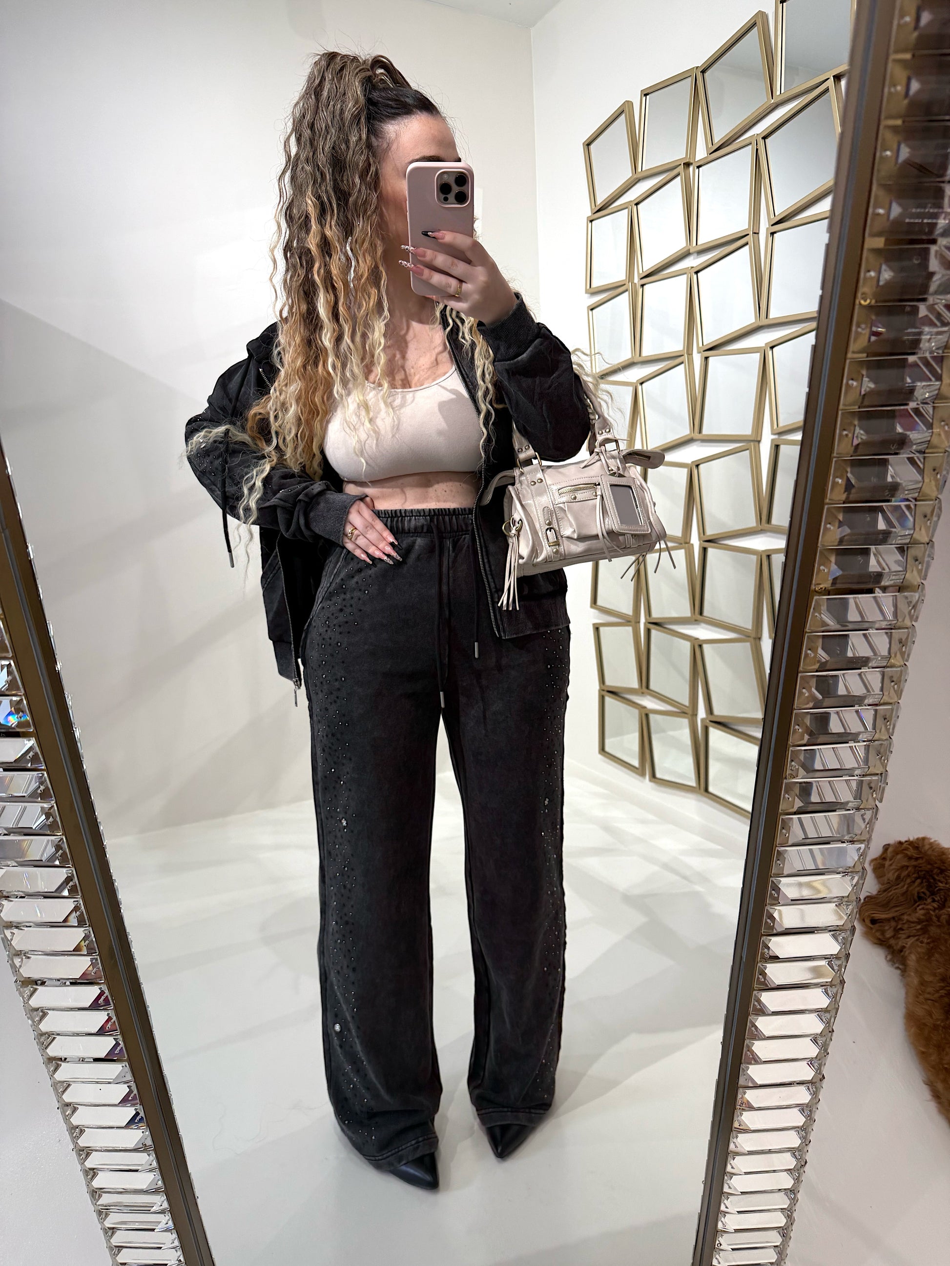 Completo con felpa over e brillantini pantalone a zampa