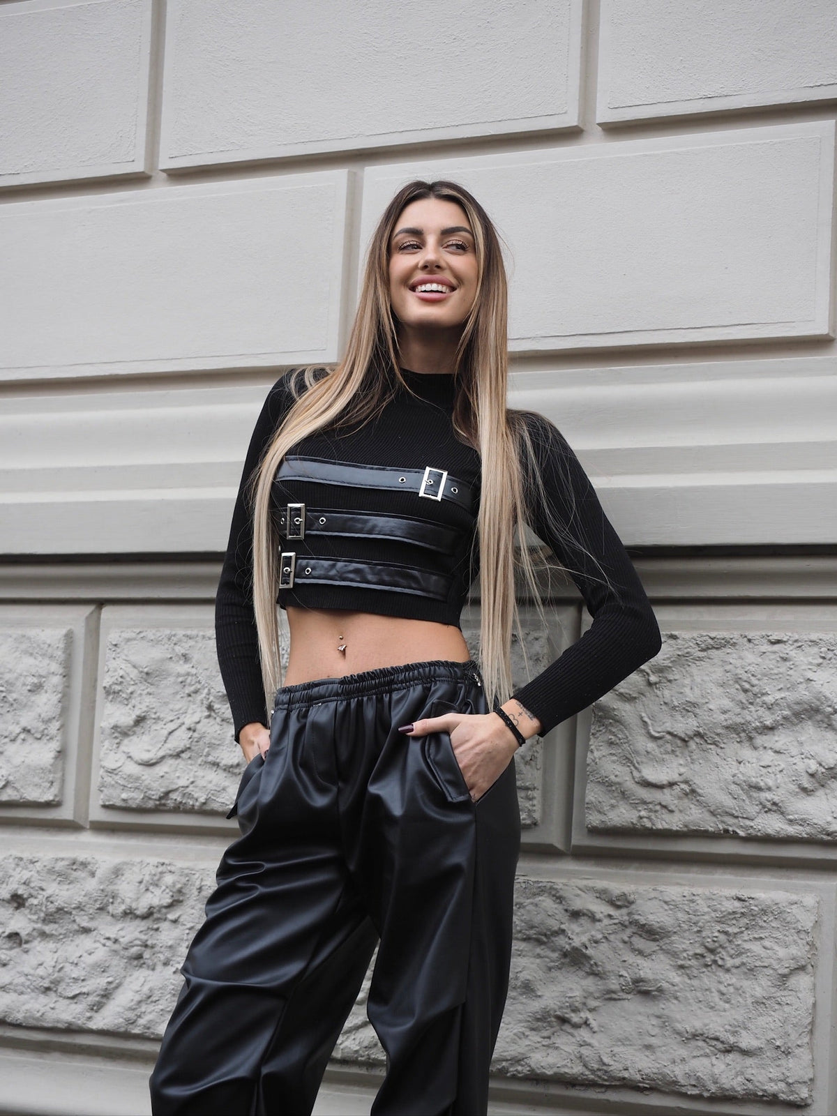 Maglioncino nero con fibbie