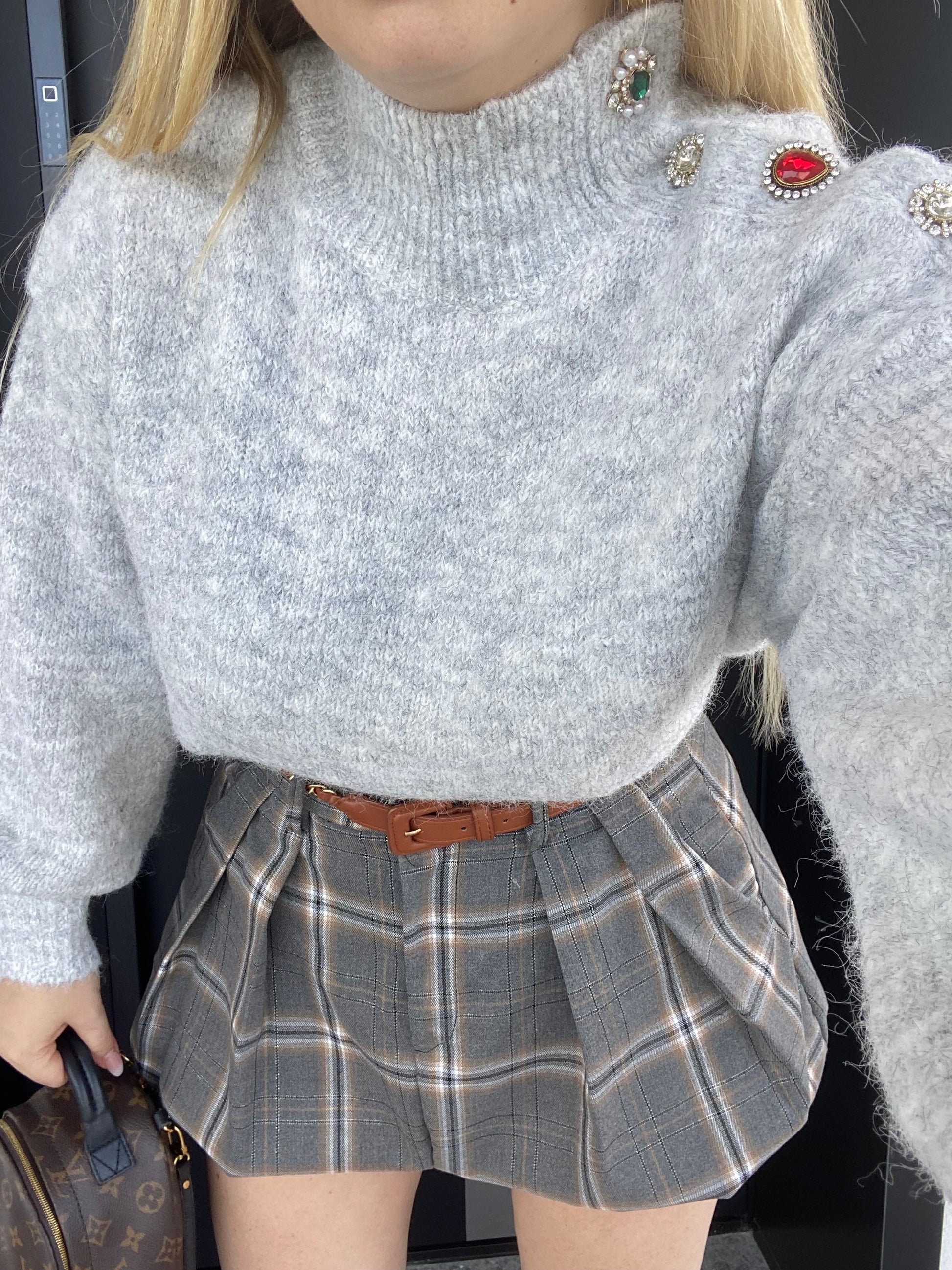 Pull grigio con bottoni gioiello