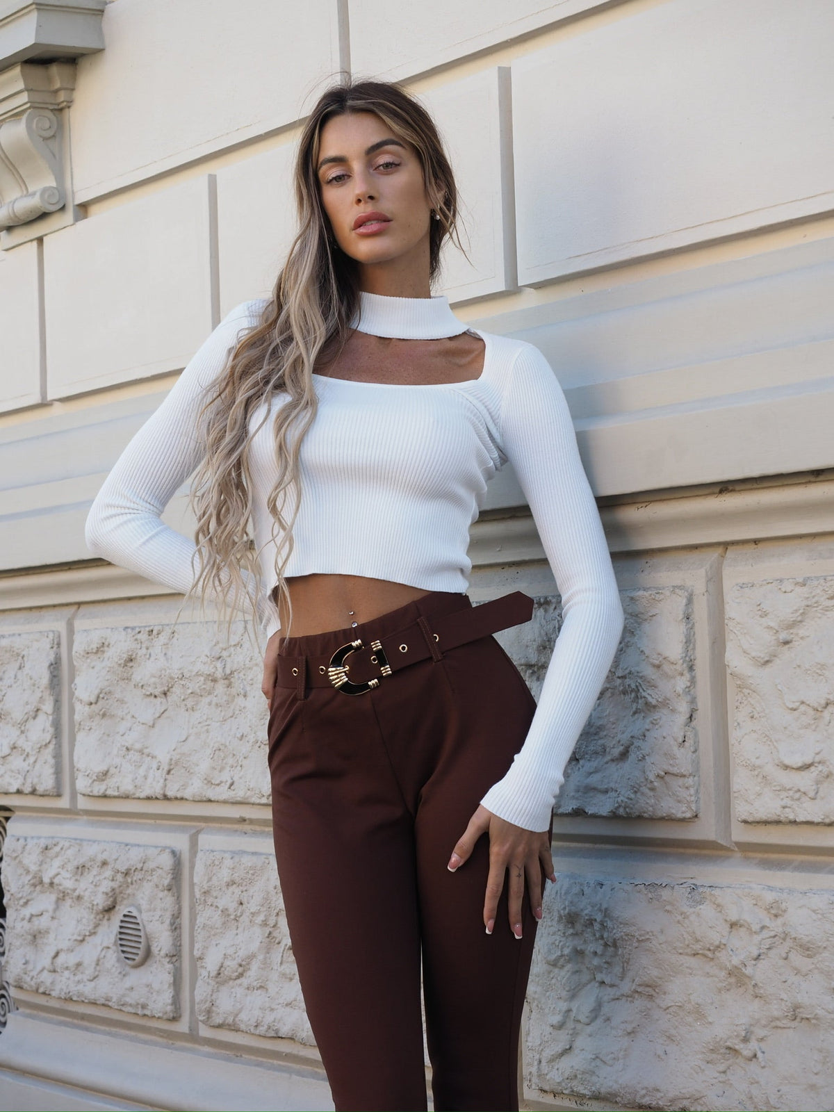 Pantalone choco con cintura oro