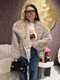 Giacca in ecopelliccia e jeans