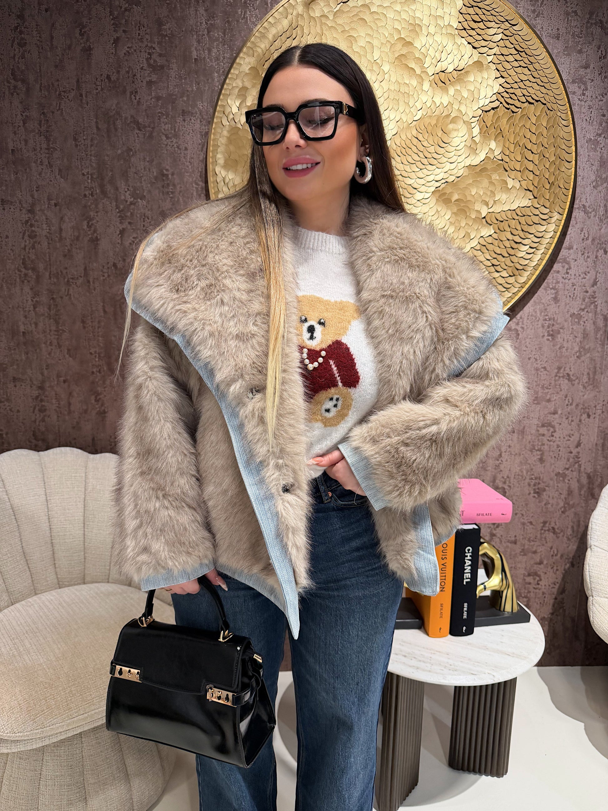 Giacca in ecopelliccia e jeans
