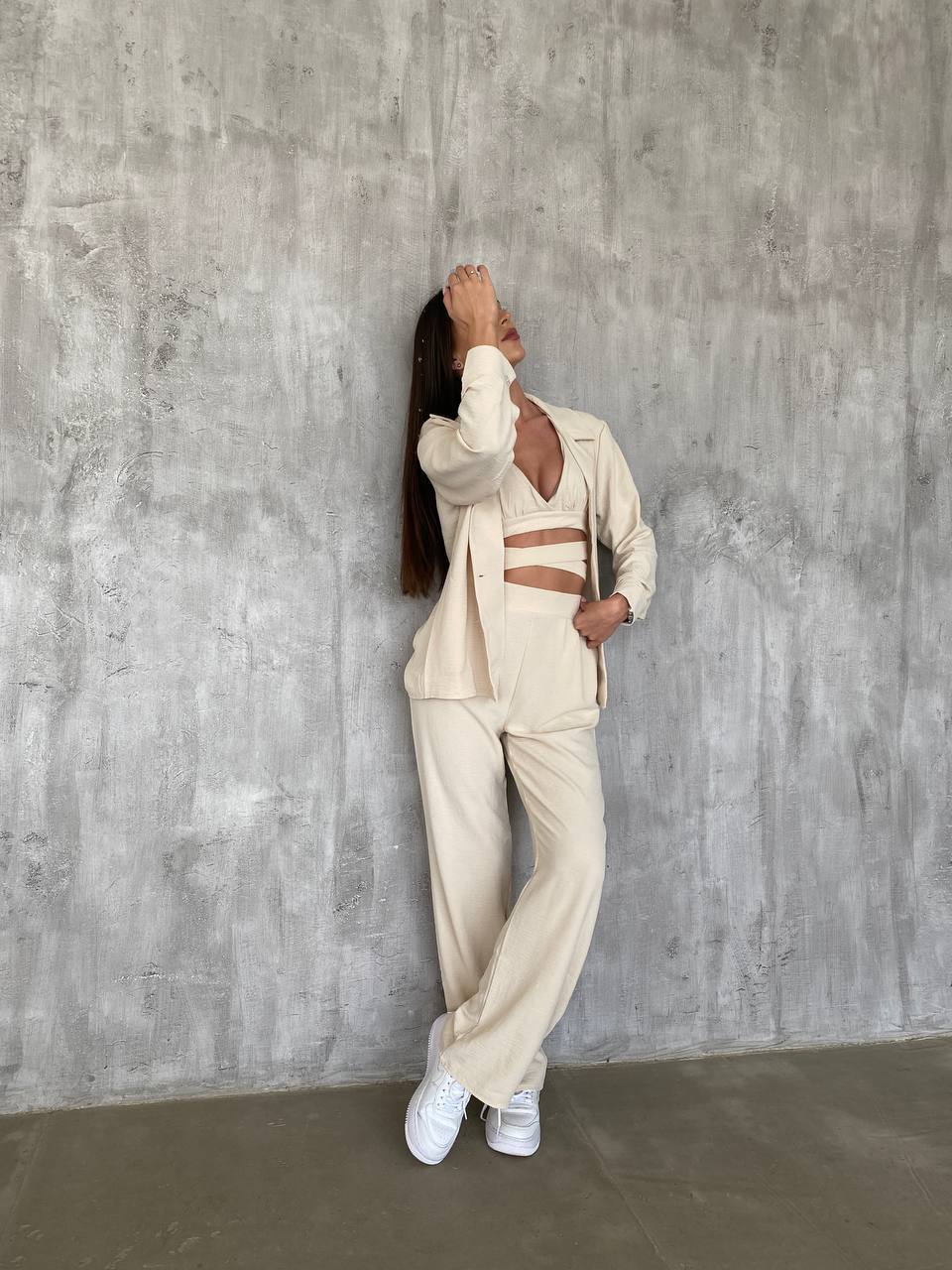 Set tre pezzi camicia top e pantalone beige