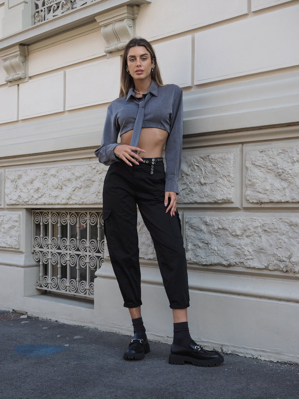 Camicia grigia con cravatta