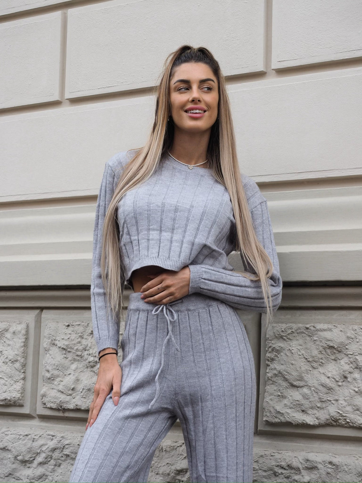 Completo maglia e pantalone grigio a righe