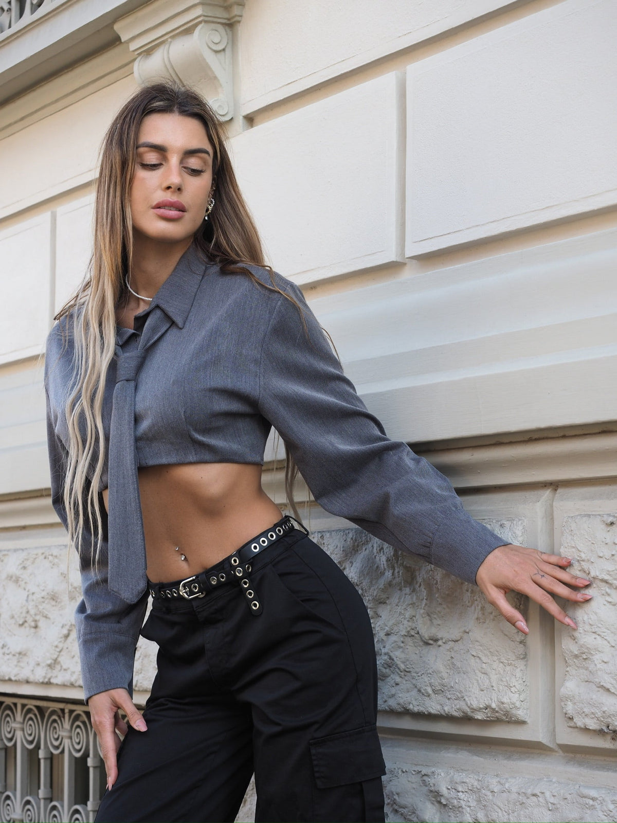 Camicia grigia con cravatta