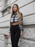 Camicia crop a quadri bianco nero grandi