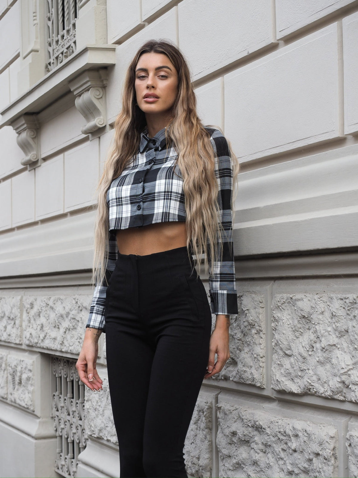 Camicia crop a quadri bianco nero grandi