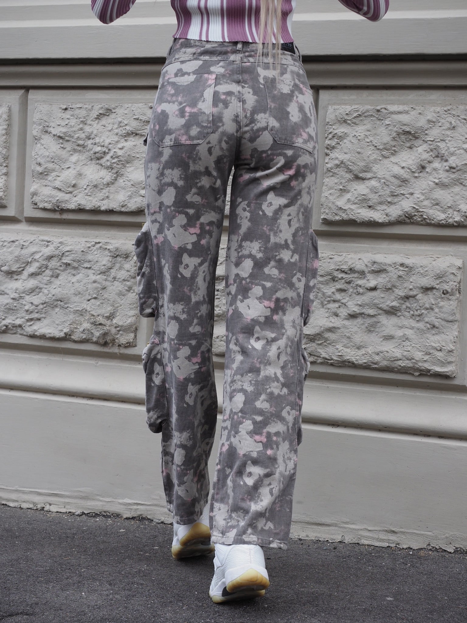 Cargo maxi con tasconi mimetico con rosa