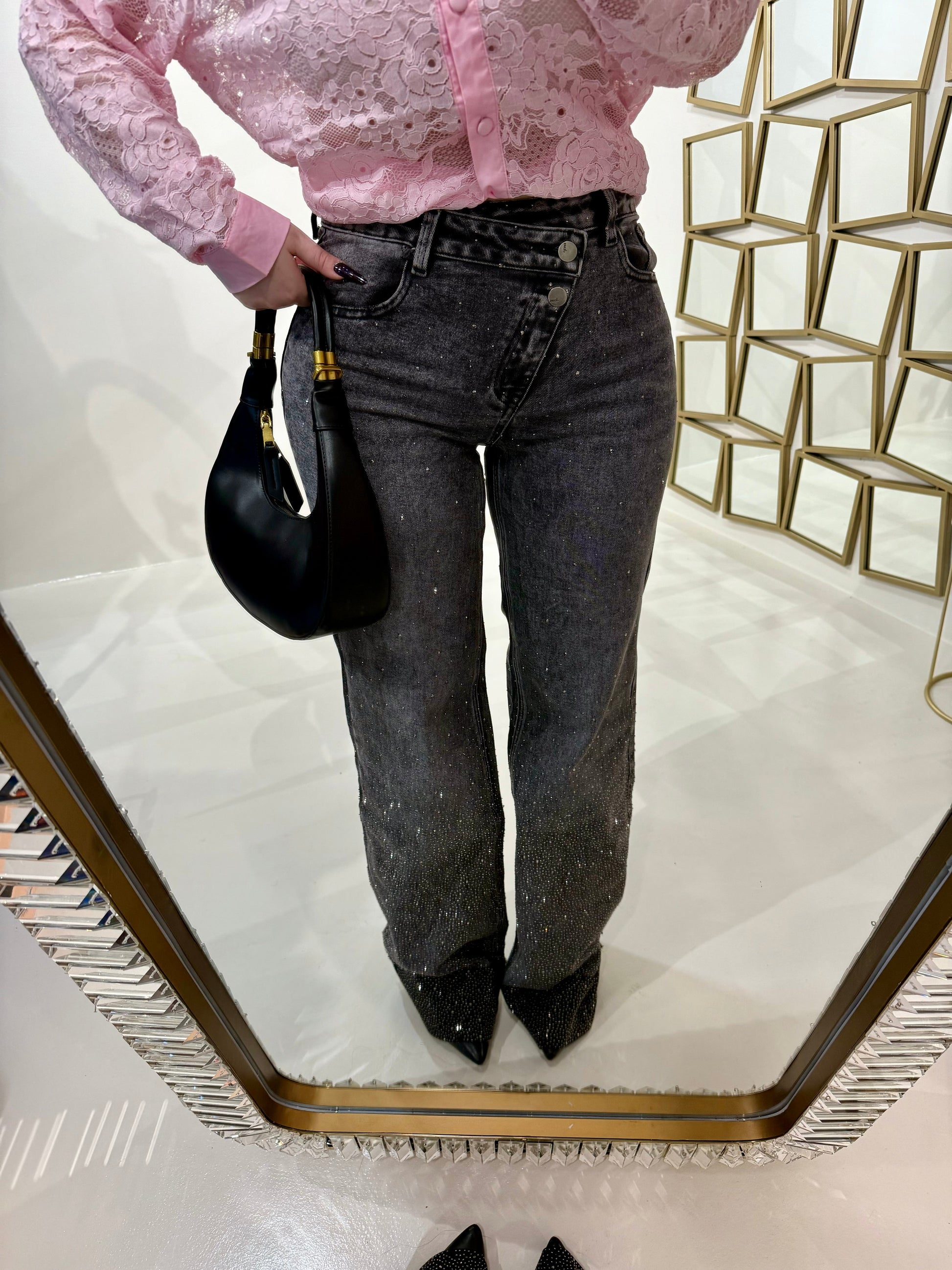 Jeans scuro con strass e risvolto