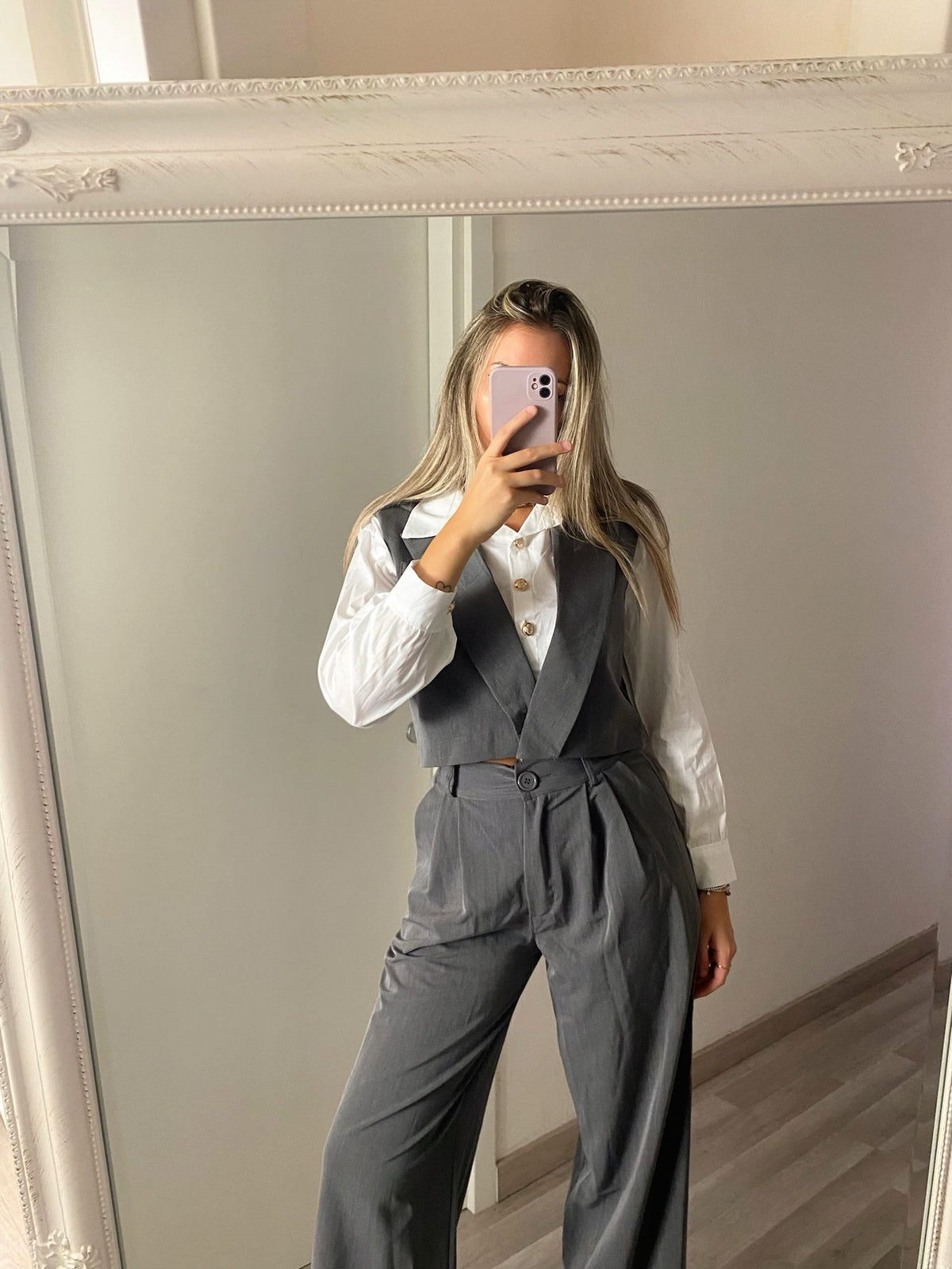 Completo smanicato e pantalone grigio