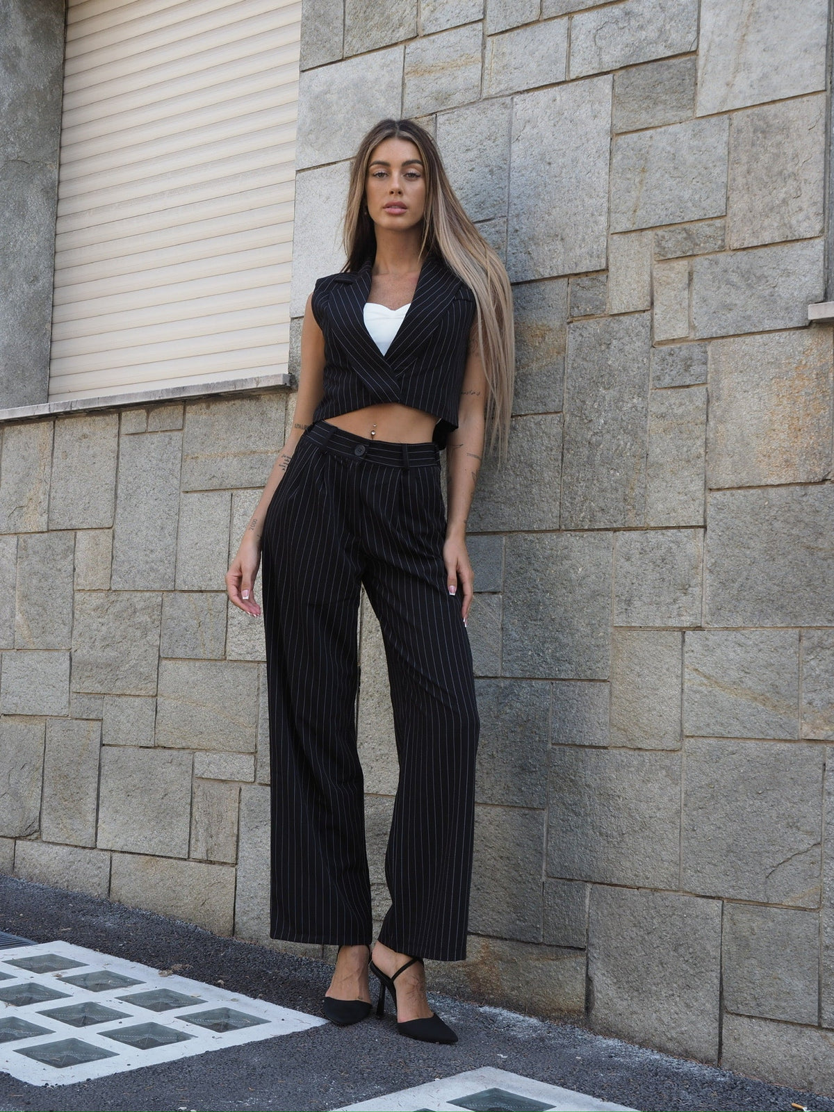 Completo smanicato e pantalone gessato nero