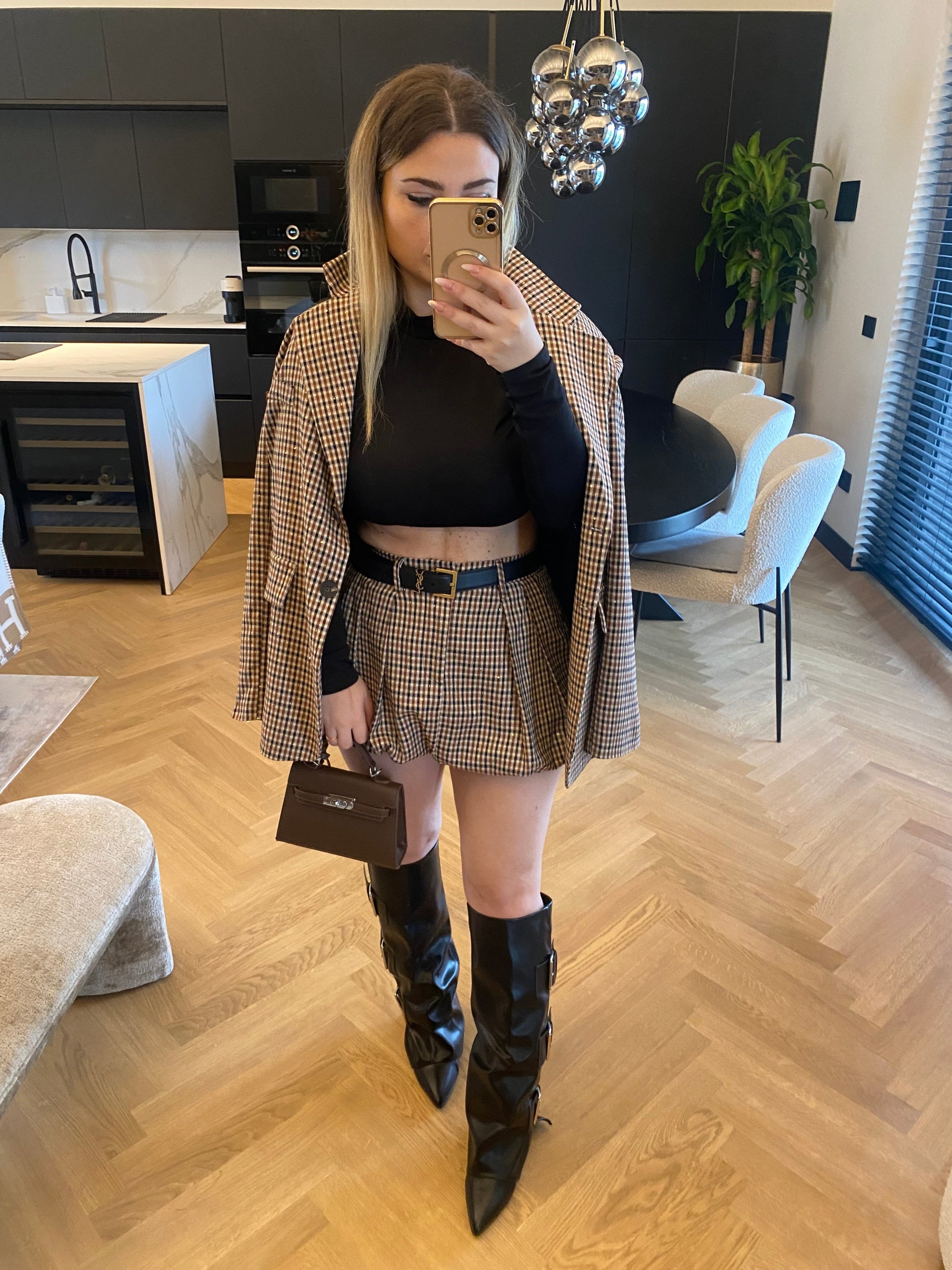 Maglia crop nera collo alto