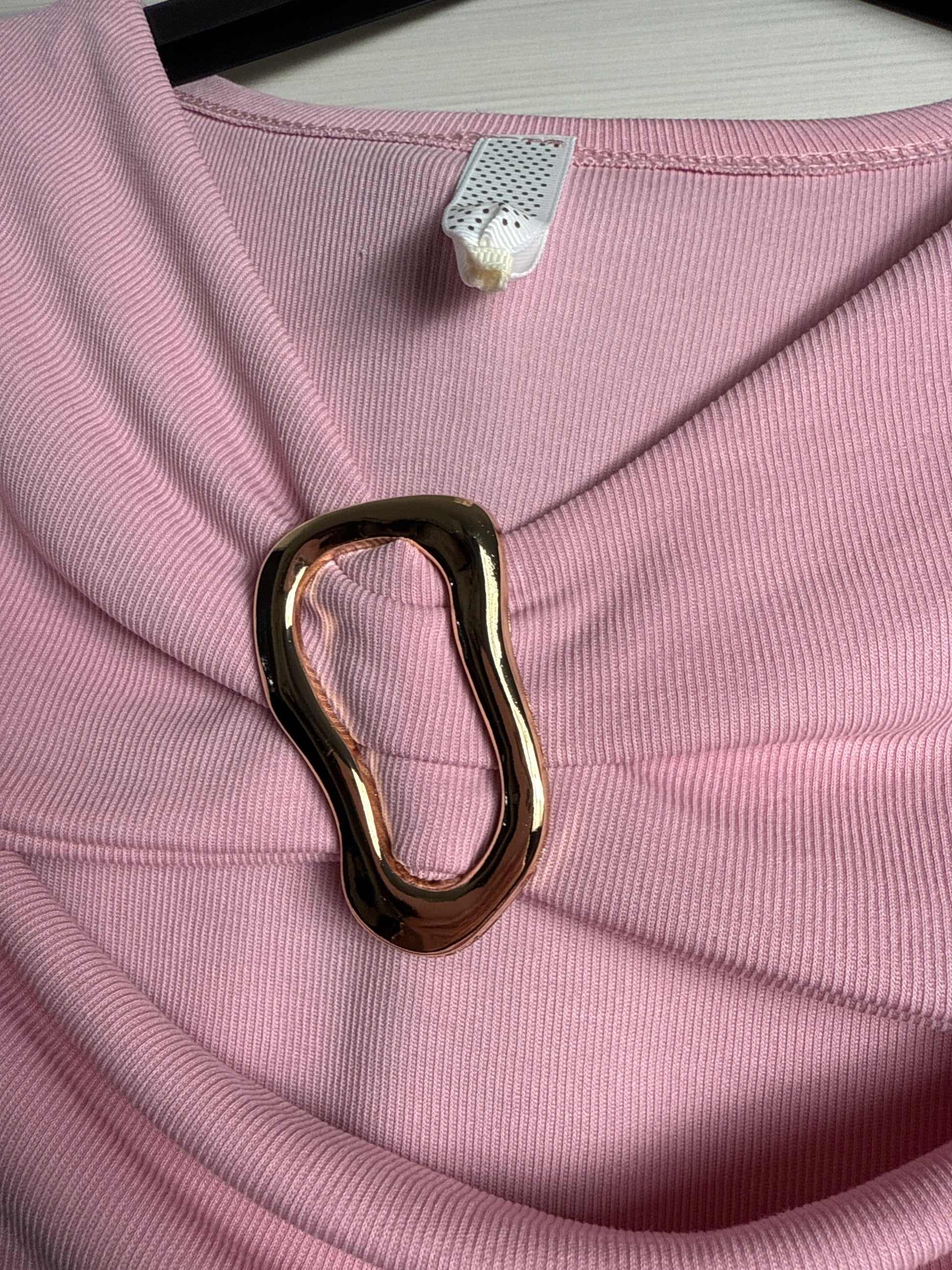 Maglia con spacco e gioiello oro
