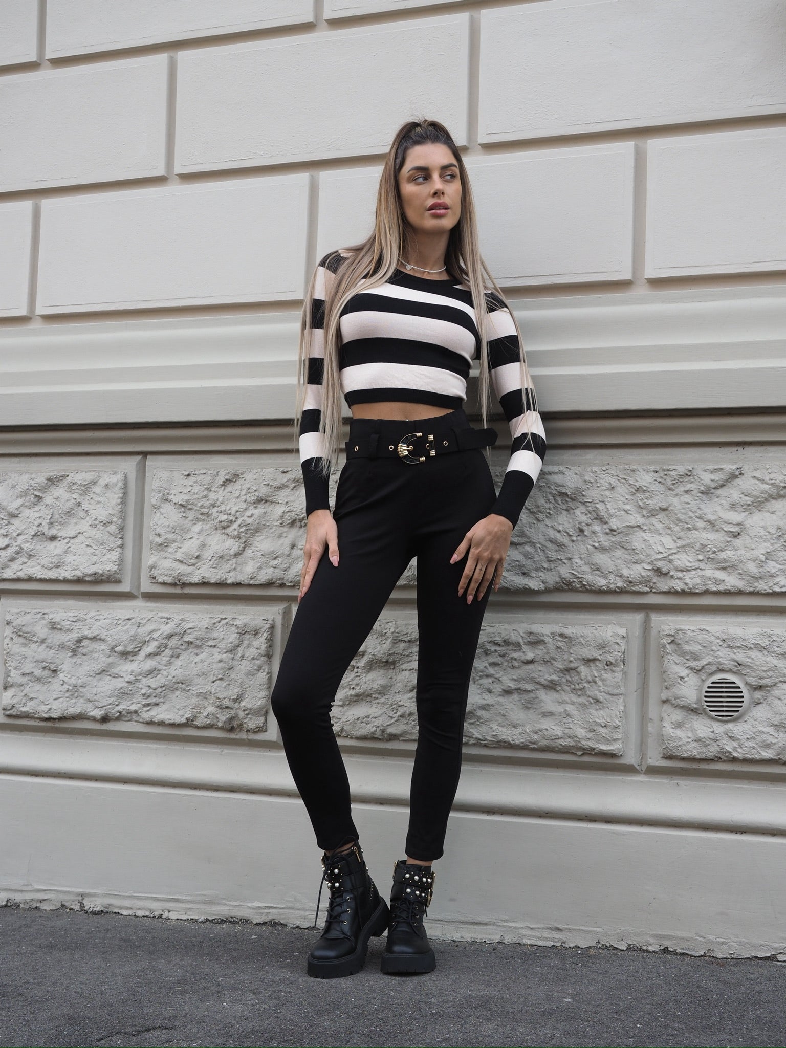 Pantalone nero con cintura oro