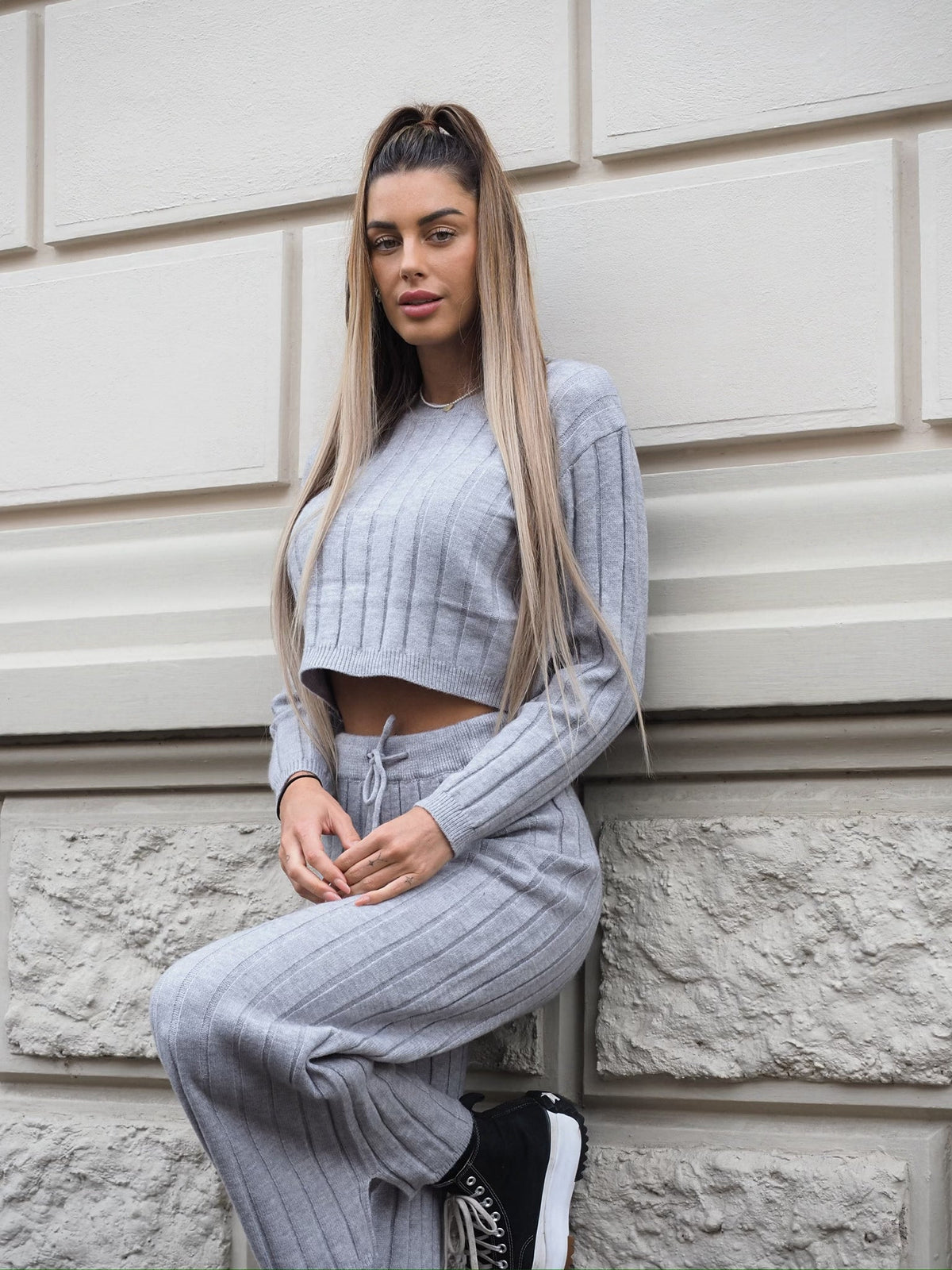 Completo maglia e pantalone grigio a righe