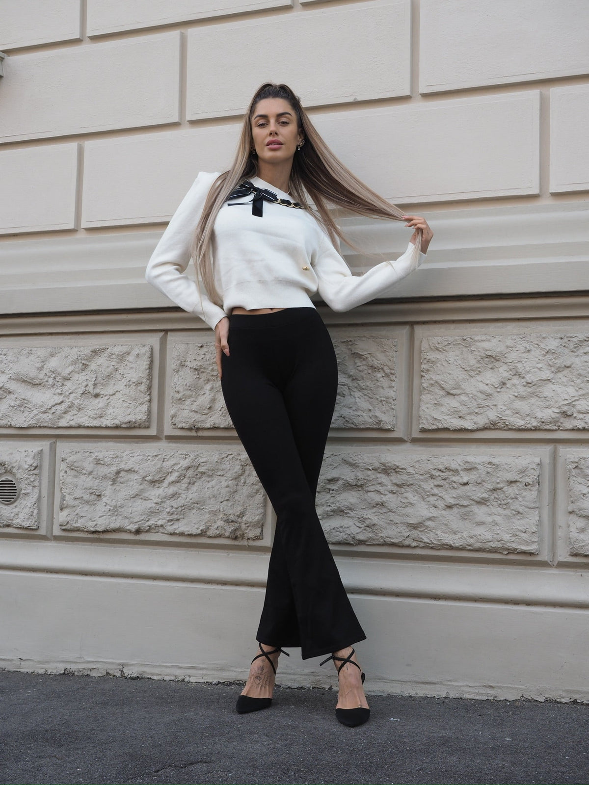 Maglione panna con fiocco nero