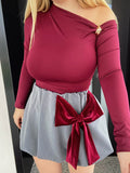Gonna grigia con fiocco bordeaux