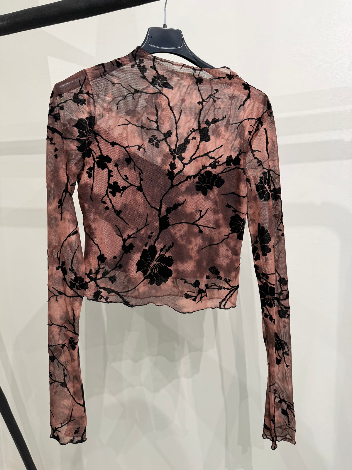 Maglia con ricami rosa