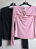 Maglia con spacco e gioiello oro