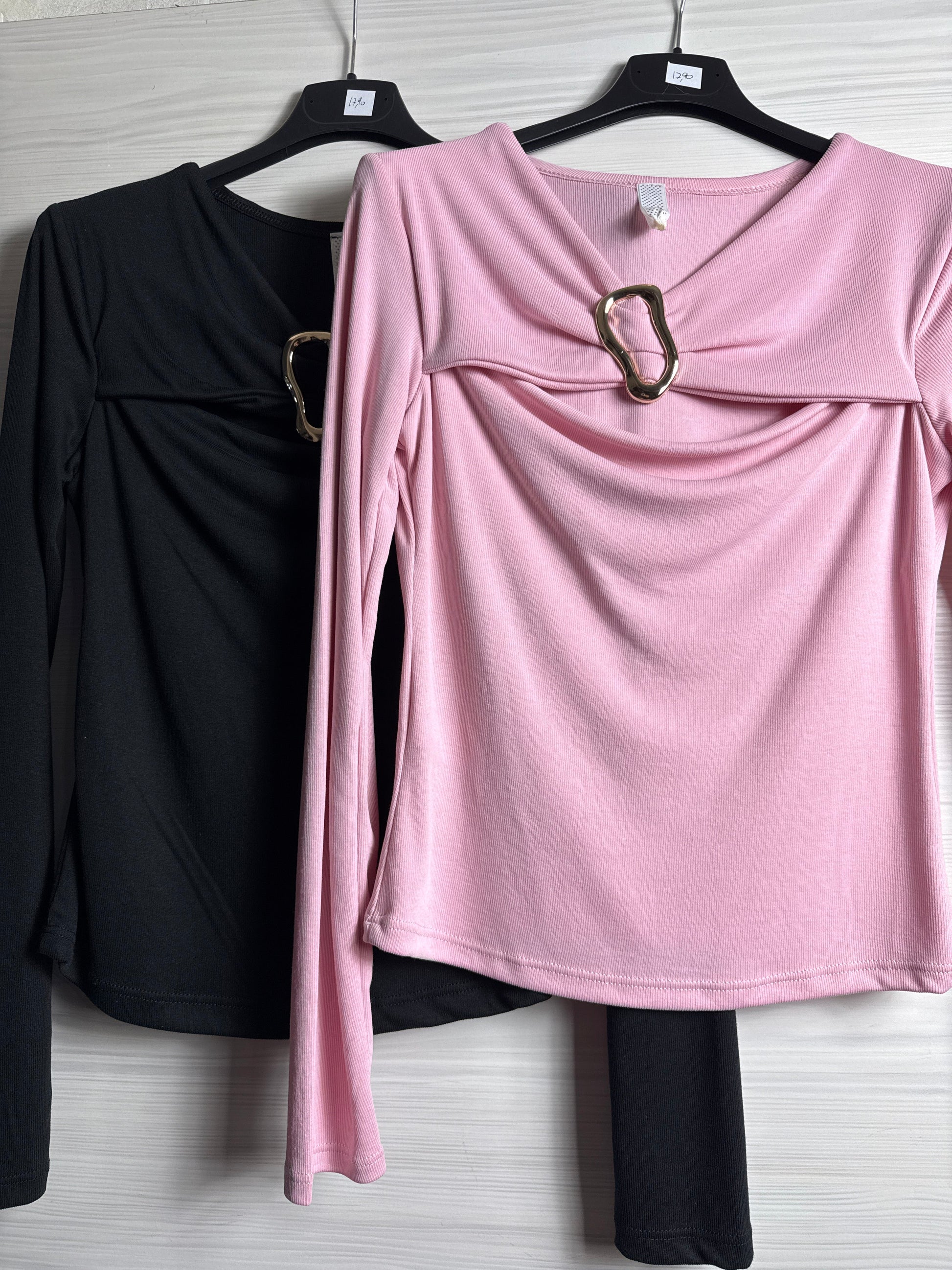Maglia con spacco e gioiello oro
