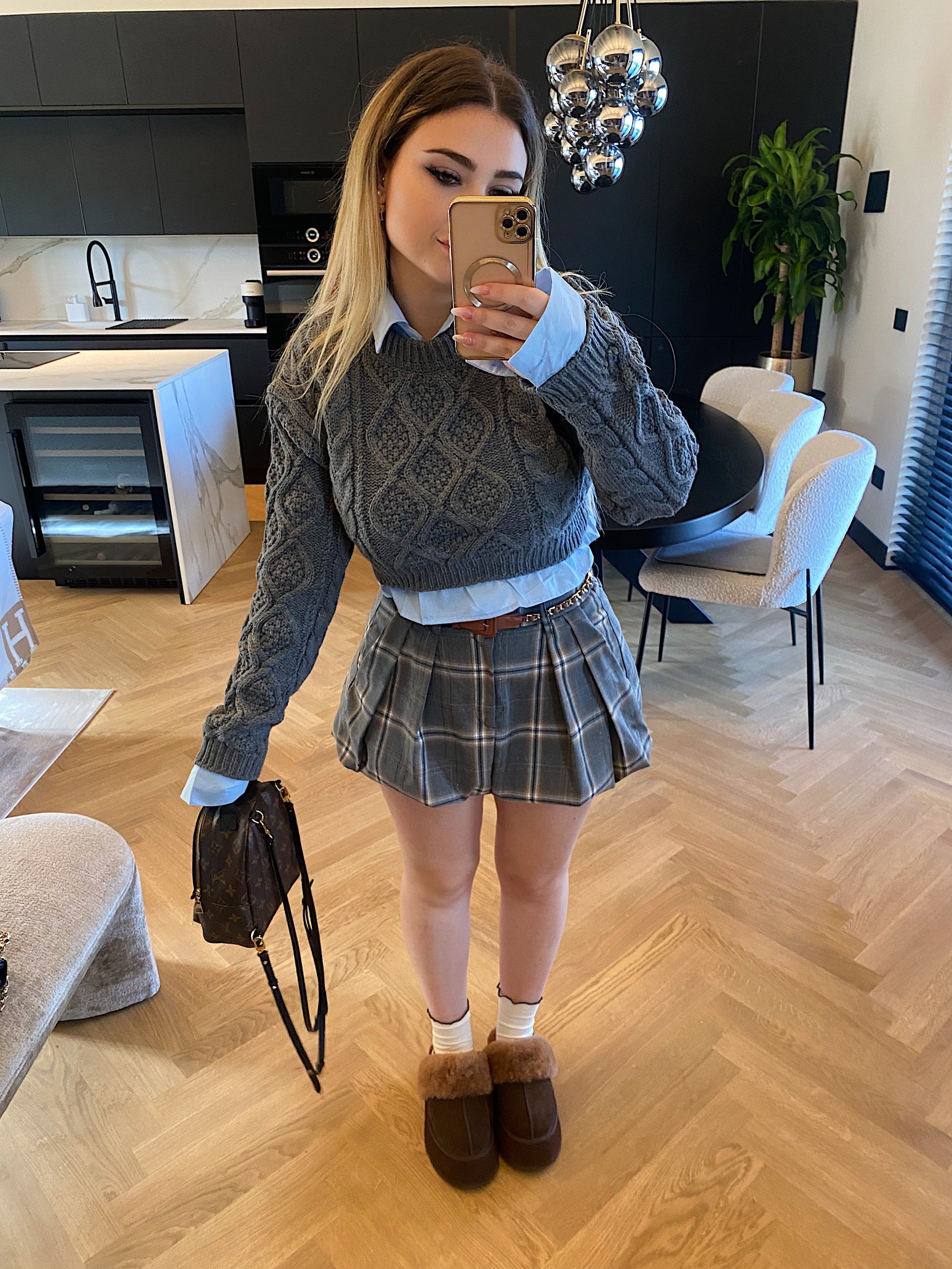Maglione grigio più camicia celeste