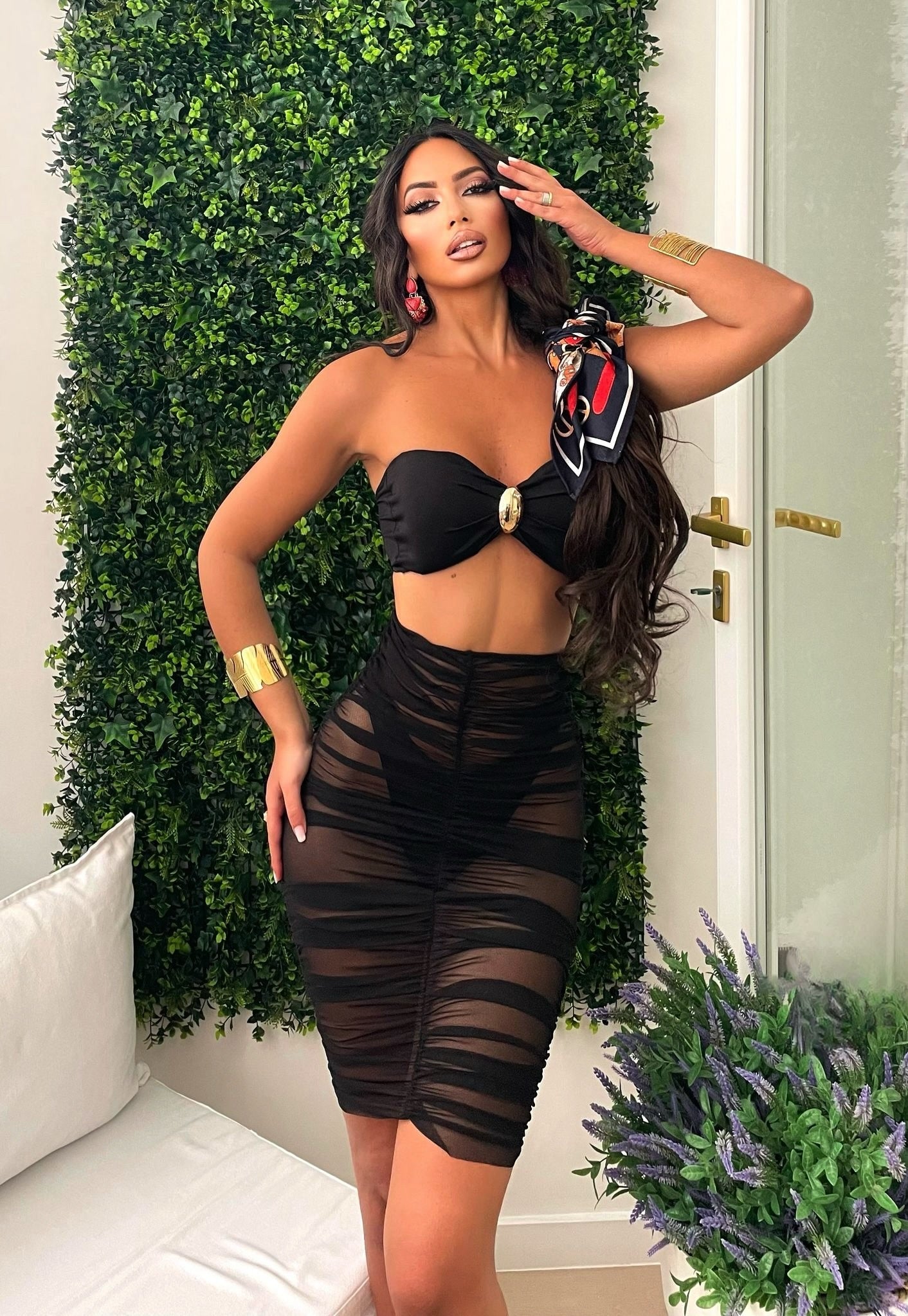 Bikini nero tre pezzi con gioiello e gonna drappeggiata
