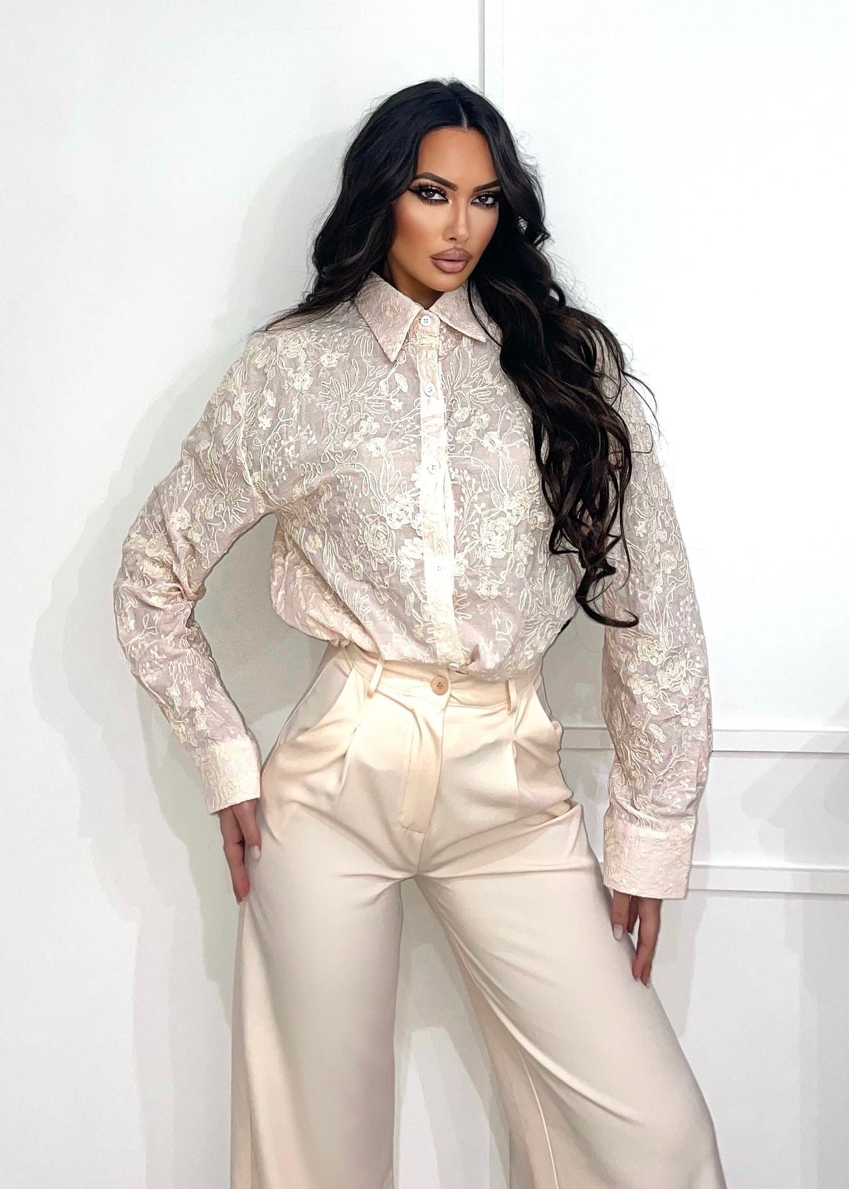 Camicia con ricami cipria