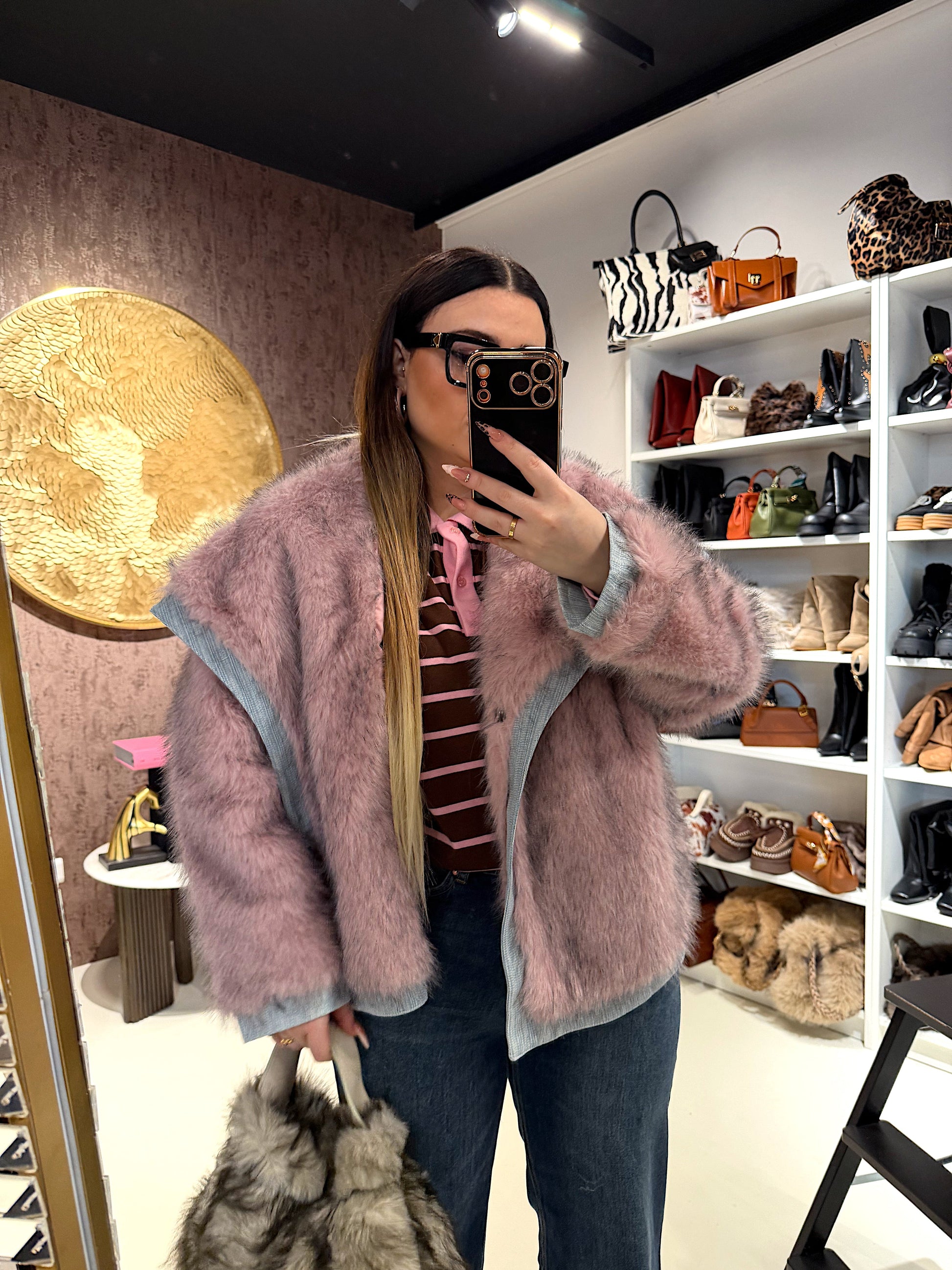 Giacca in ecopelliccia e jeans